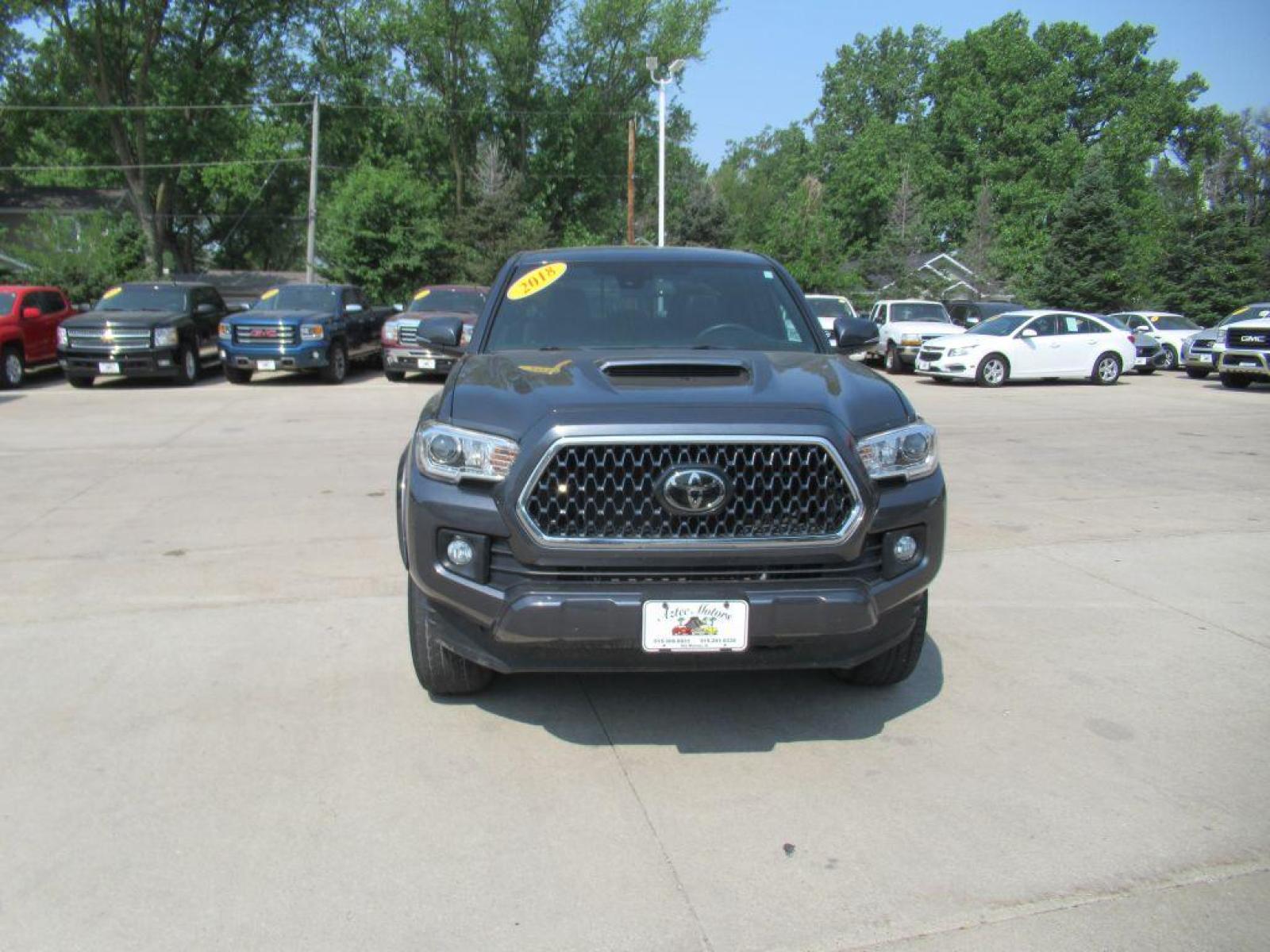 2018 GRAY TOYOTA TACOMA DOUBLE CAB (3TMCZ5AN5JM) with an 3.5L engine, Automatic transmission, located at 908 SE 14th Street, Des Moines, IA, 50317, (515) 281-0330, 41.580303, -93.597046 - Photo #1