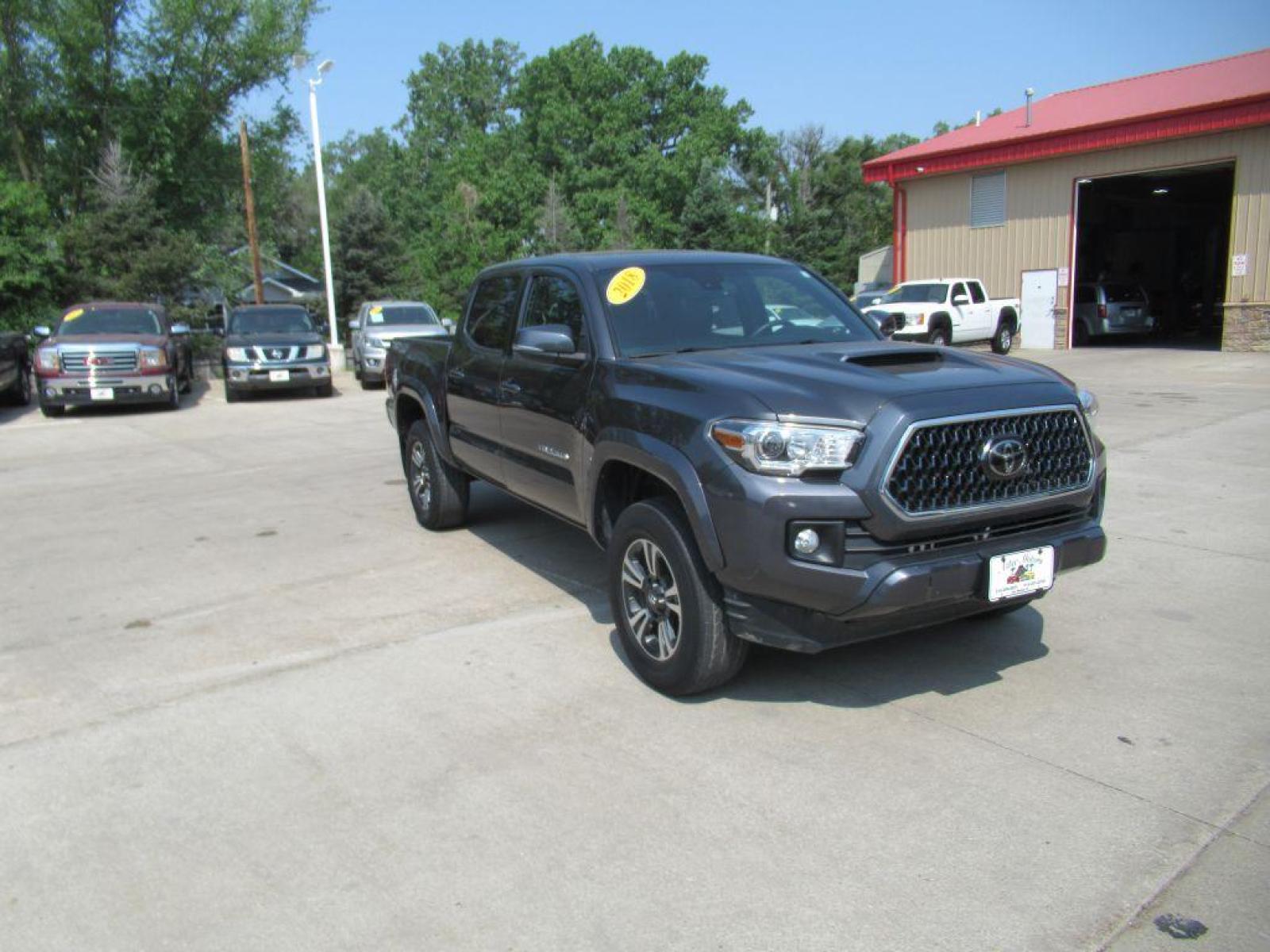 2018 GRAY TOYOTA TACOMA DOUBLE CAB (3TMCZ5AN5JM) with an 3.5L engine, Automatic transmission, located at 908 SE 14th Street, Des Moines, IA, 50317, (515) 281-0330, 41.580303, -93.597046 - Photo #2