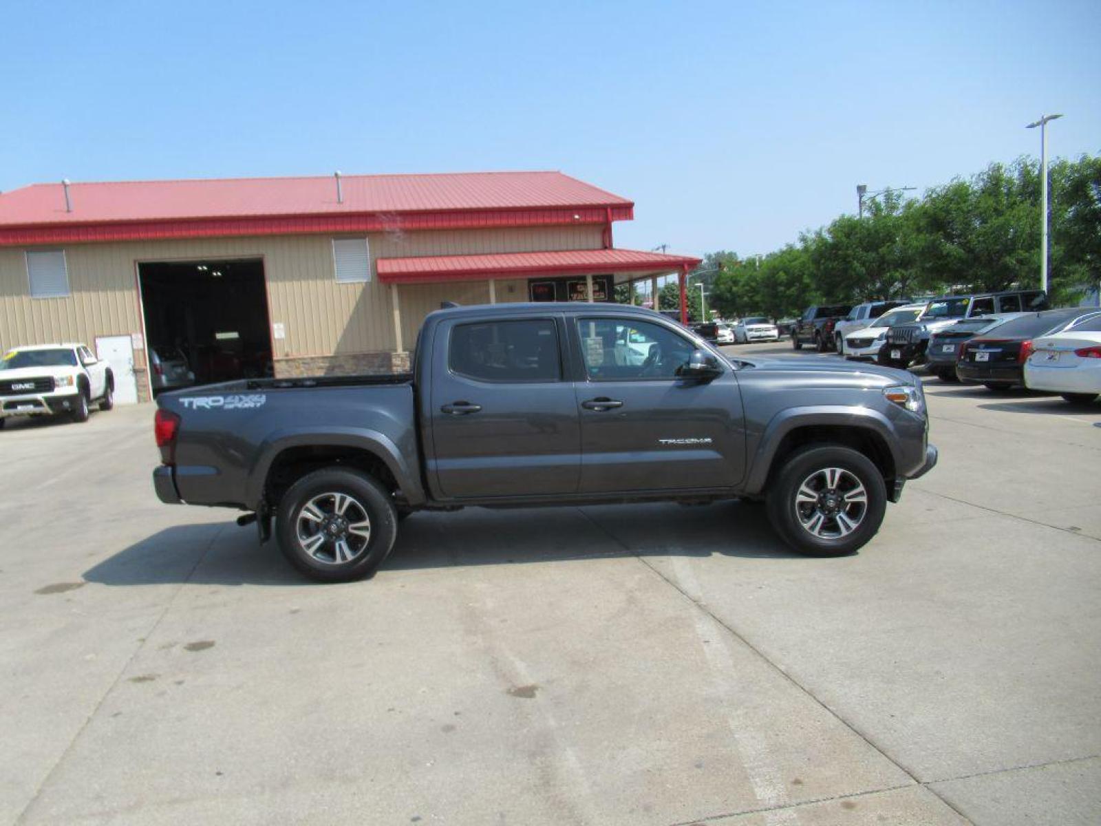 2018 GRAY TOYOTA TACOMA DOUBLE CAB (3TMCZ5AN5JM) with an 3.5L engine, Automatic transmission, located at 908 SE 14th Street, Des Moines, IA, 50317, (515) 281-0330, 41.580303, -93.597046 - Photo #3