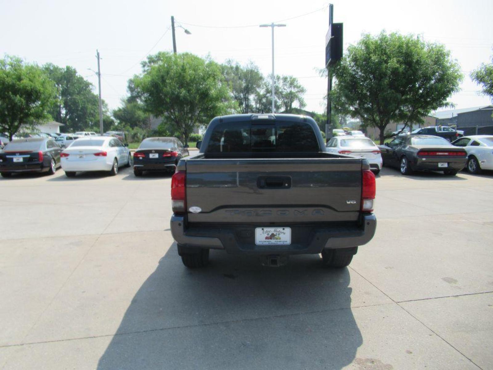 2018 GRAY TOYOTA TACOMA DOUBLE CAB (3TMCZ5AN5JM) with an 3.5L engine, Automatic transmission, located at 908 SE 14th Street, Des Moines, IA, 50317, (515) 281-0330, 41.580303, -93.597046 - Photo #5