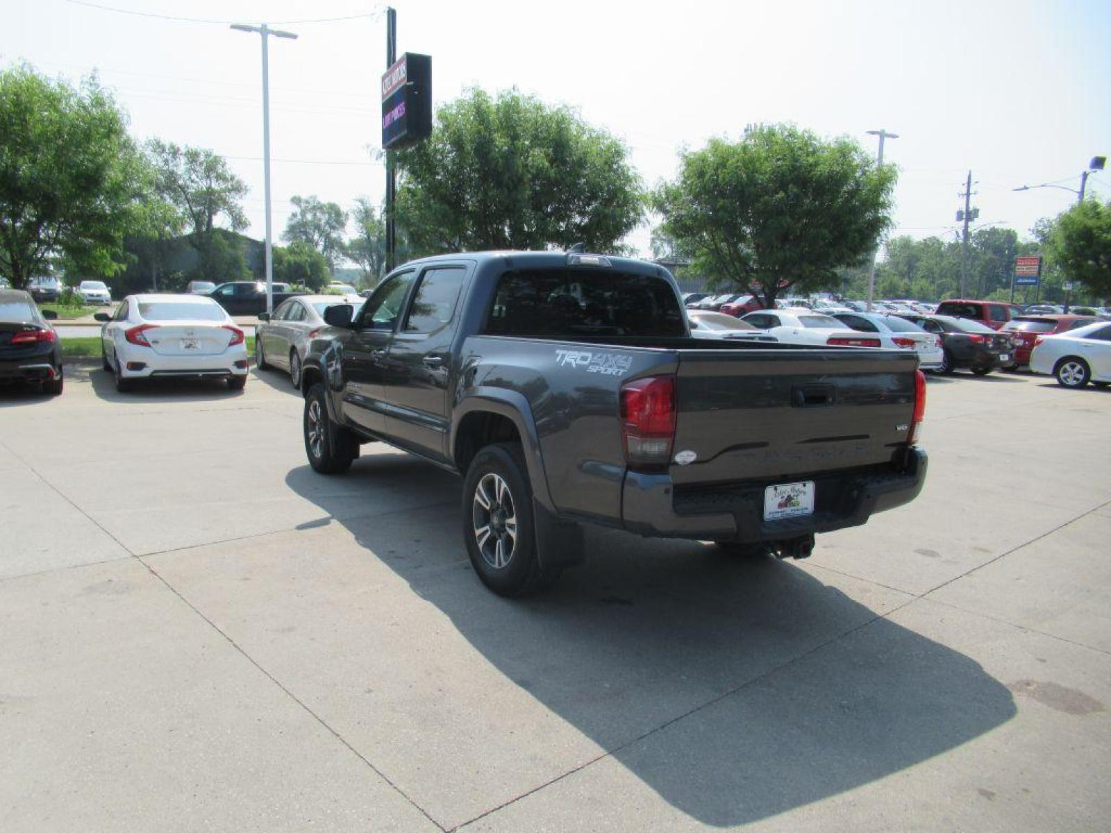 2018 GRAY TOYOTA TACOMA DOUBLE CAB (3TMCZ5AN5JM) with an 3.5L engine, Automatic transmission, located at 908 SE 14th Street, Des Moines, IA, 50317, (515) 281-0330, 41.580303, -93.597046 - Photo #6