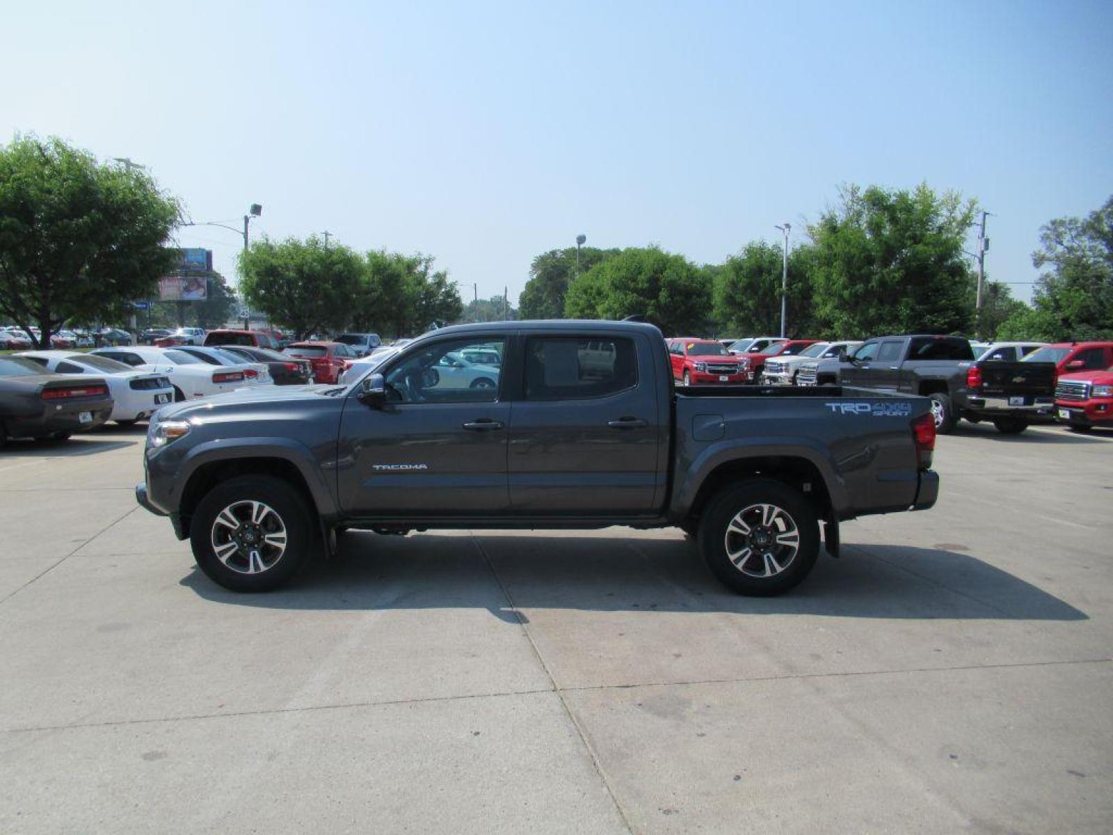 2018 GRAY TOYOTA TACOMA DOUBLE CAB (3TMCZ5AN5JM) with an 3.5L engine, Automatic transmission, located at 908 SE 14th Street, Des Moines, IA, 50317, (515) 281-0330, 41.580303, -93.597046 - Photo #7
