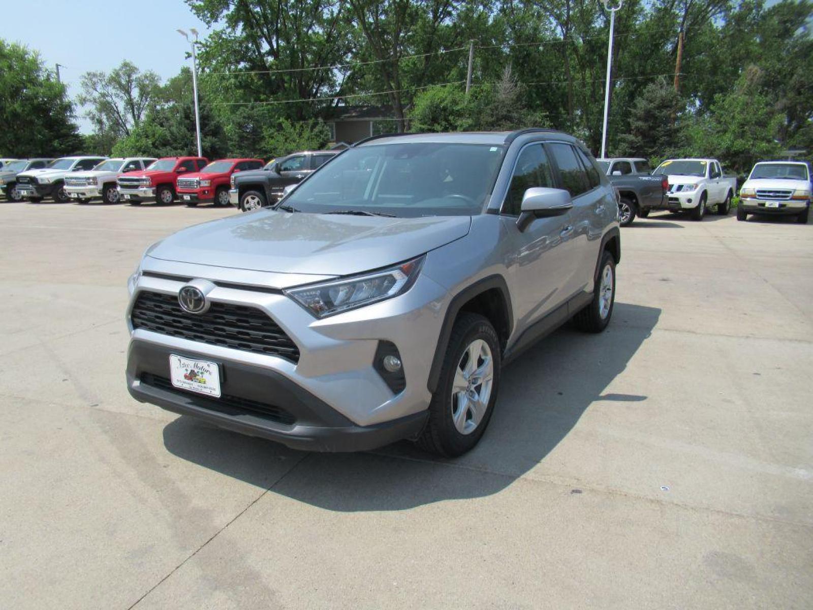 2020 SILVER TOYOTA RAV4 XLE (2T3P1RFV6LC) with an 2.5L engine, Automatic transmission, located at 908 SE 14th Street, Des Moines, IA, 50317, (515) 281-0330, 41.580303, -93.597046 - Photo #0