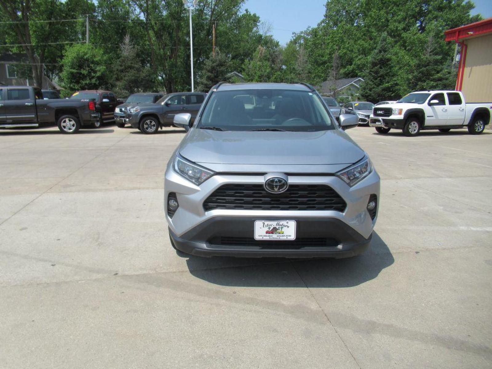 2020 SILVER TOYOTA RAV4 XLE (2T3P1RFV6LC) with an 2.5L engine, Automatic transmission, located at 908 SE 14th Street, Des Moines, IA, 50317, (515) 281-0330, 41.580303, -93.597046 - Photo #1