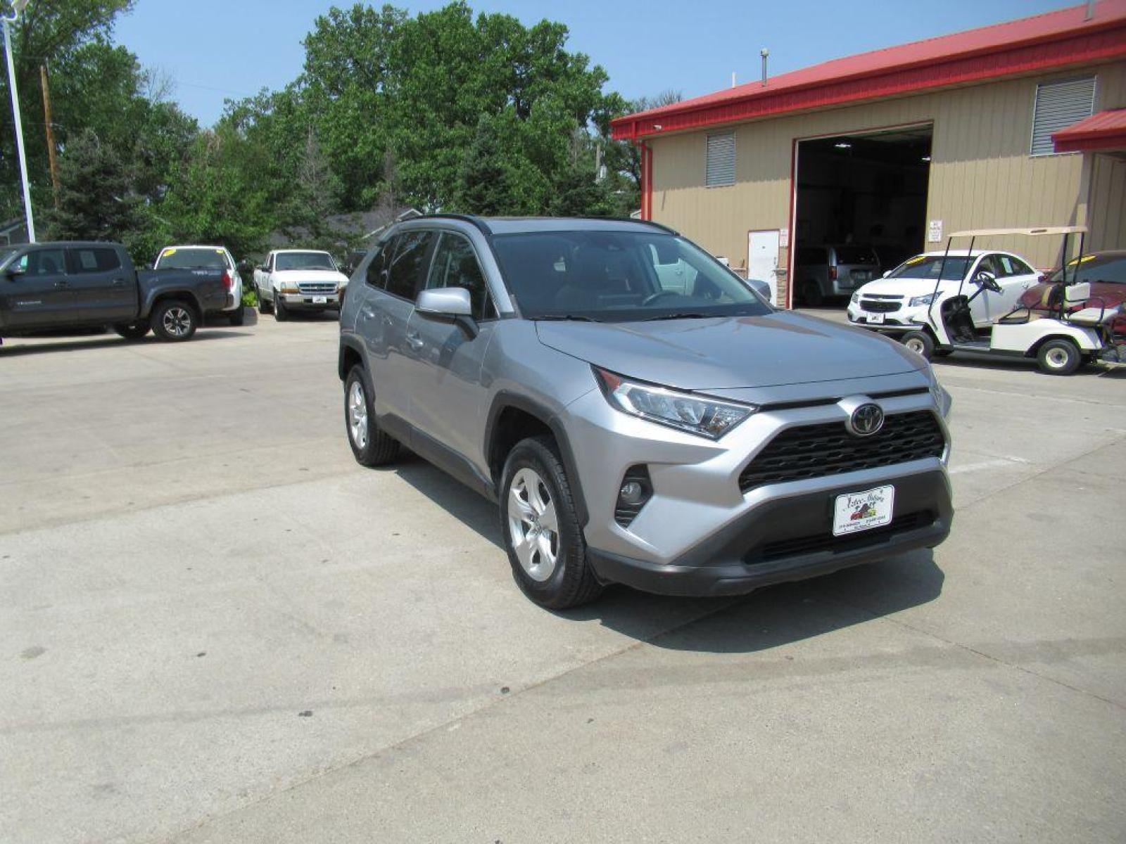 2020 SILVER TOYOTA RAV4 XLE (2T3P1RFV6LC) with an 2.5L engine, Automatic transmission, located at 908 SE 14th Street, Des Moines, IA, 50317, (515) 281-0330, 41.580303, -93.597046 - Photo #2
