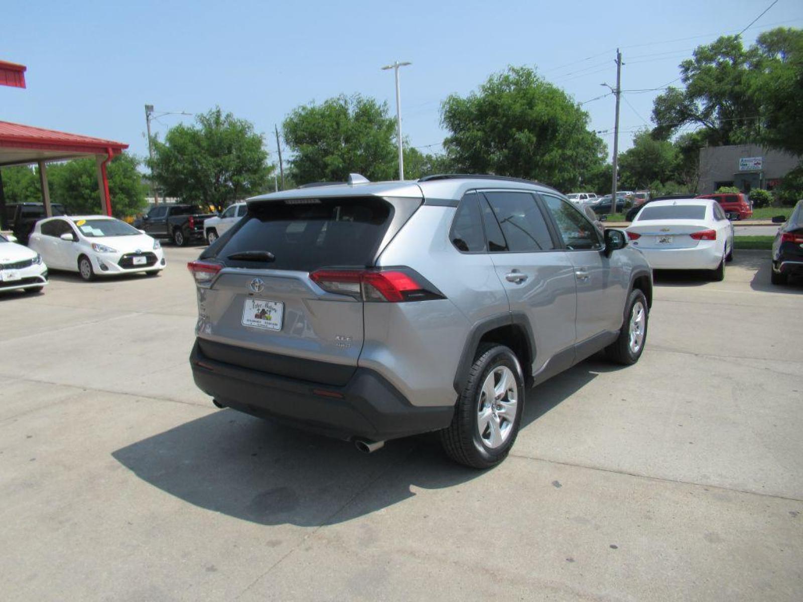 2020 SILVER TOYOTA RAV4 XLE (2T3P1RFV6LC) with an 2.5L engine, Automatic transmission, located at 908 SE 14th Street, Des Moines, IA, 50317, (515) 281-0330, 41.580303, -93.597046 - Photo #4