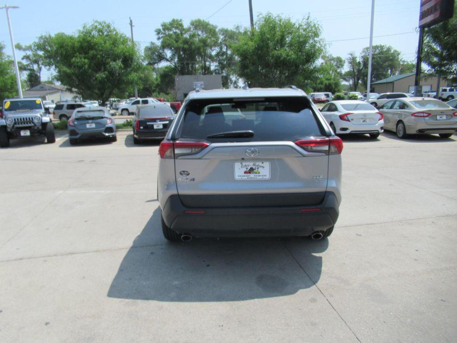 2020 SILVER TOYOTA RAV4 XLE (2T3P1RFV6LC) with an 2.5L engine, Automatic transmission, located at 908 SE 14th Street, Des Moines, IA, 50317, (515) 281-0330, 41.580303, -93.597046 - Photo #5