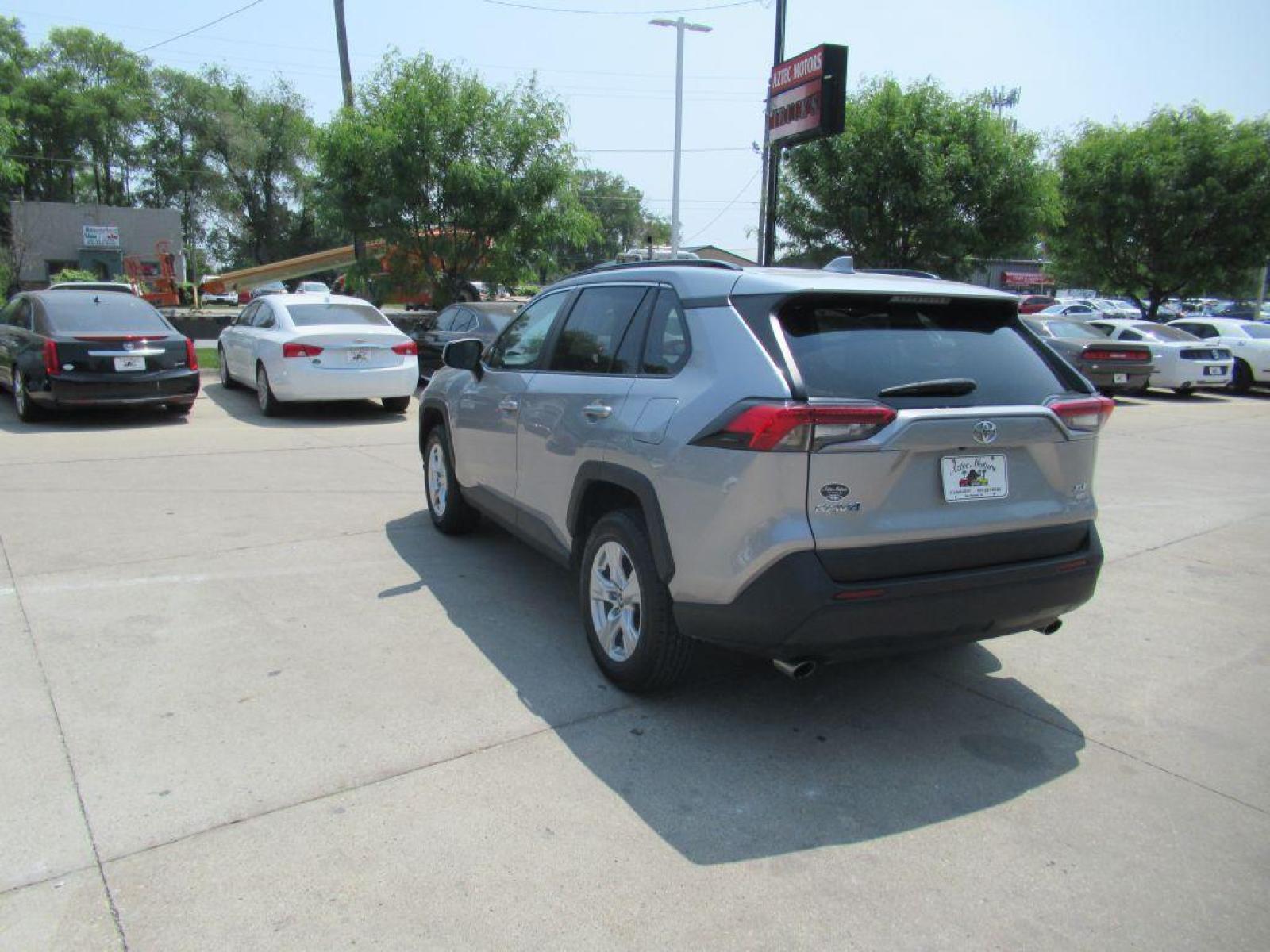 2020 SILVER TOYOTA RAV4 XLE (2T3P1RFV6LC) with an 2.5L engine, Automatic transmission, located at 908 SE 14th Street, Des Moines, IA, 50317, (515) 281-0330, 41.580303, -93.597046 - Photo #6