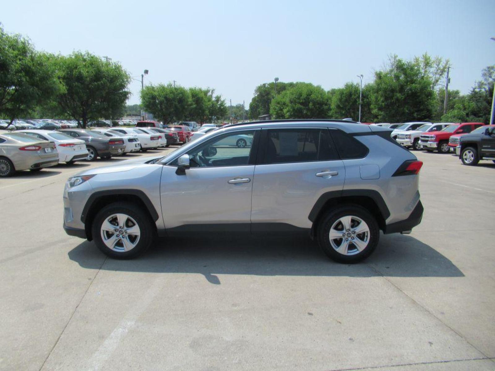 2020 SILVER TOYOTA RAV4 XLE (2T3P1RFV6LC) with an 2.5L engine, Automatic transmission, located at 908 SE 14th Street, Des Moines, IA, 50317, (515) 281-0330, 41.580303, -93.597046 - Photo #7