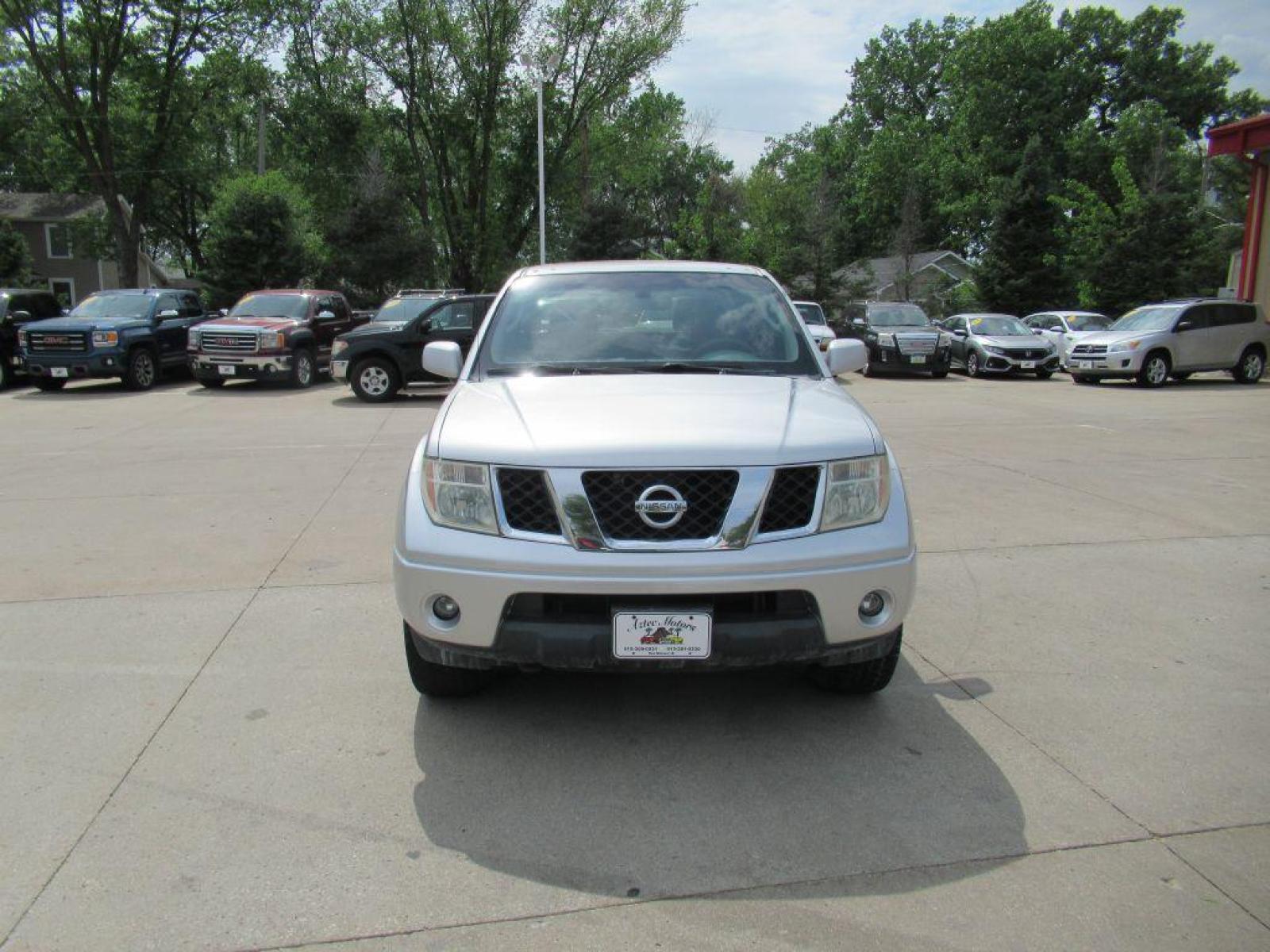 2008 SILVER NISSAN FRONTIER CREW CAB LE (1N6AD07W48C) with an 4.0L engine, Automatic transmission, located at 908 SE 14th Street, Des Moines, IA, 50317, (515) 281-0330, 41.580303, -93.597046 - Photo #1