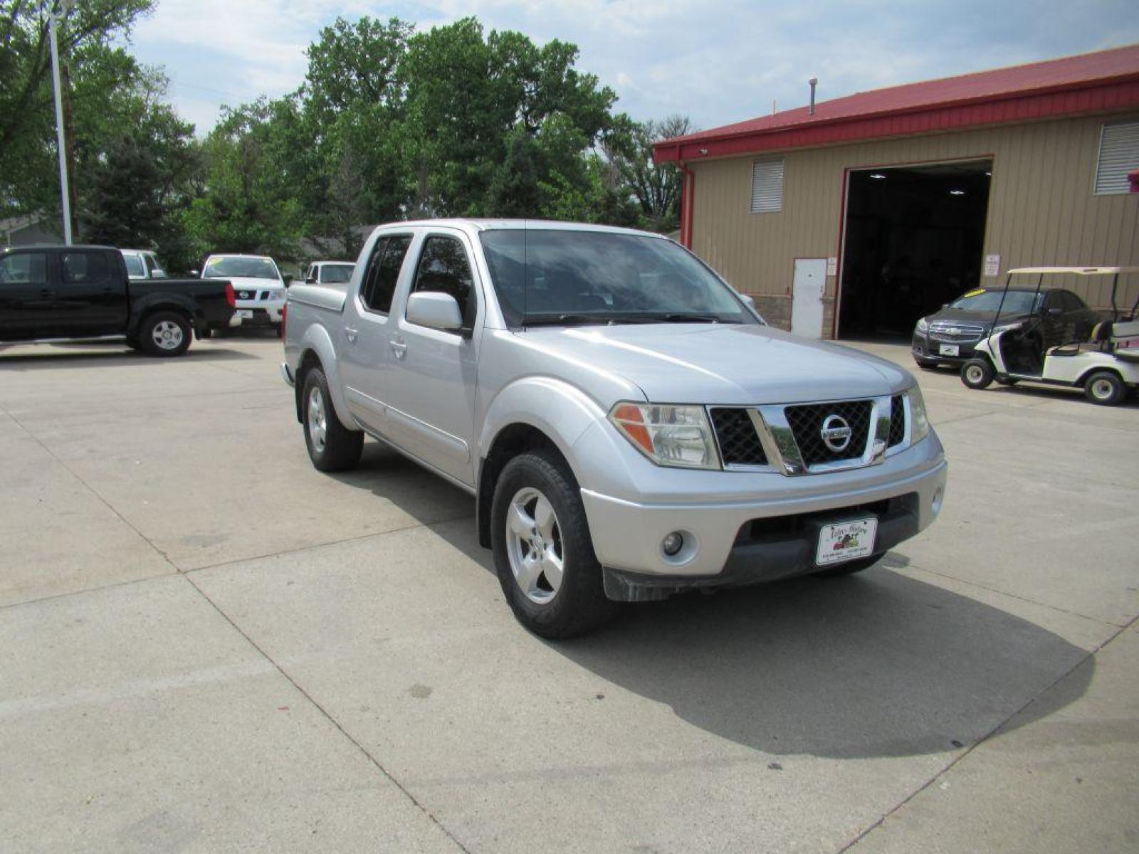 2008 SILVER NISSAN FRONTIER CREW CAB LE (1N6AD07W48C) with an 4.0L engine, Automatic transmission, located at 908 SE 14th Street, Des Moines, IA, 50317, (515) 281-0330, 41.580303, -93.597046 - Photo #2