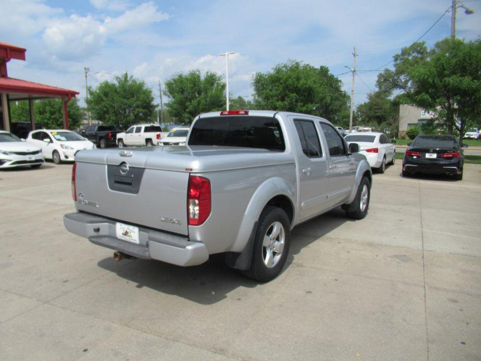 2008 SILVER NISSAN FRONTIER CREW CAB LE (1N6AD07W48C) with an 4.0L engine, Automatic transmission, located at 908 SE 14th Street, Des Moines, IA, 50317, (515) 281-0330, 41.580303, -93.597046 - Photo #4
