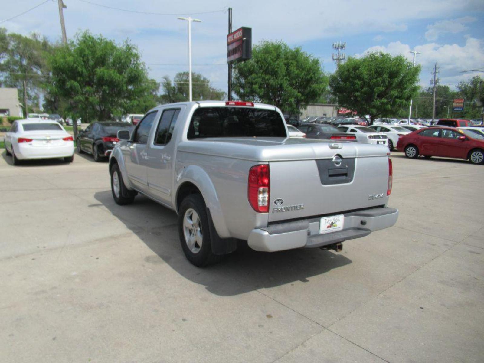 2008 SILVER NISSAN FRONTIER CREW CAB LE (1N6AD07W48C) with an 4.0L engine, Automatic transmission, located at 908 SE 14th Street, Des Moines, IA, 50317, (515) 281-0330, 41.580303, -93.597046 - Photo #6