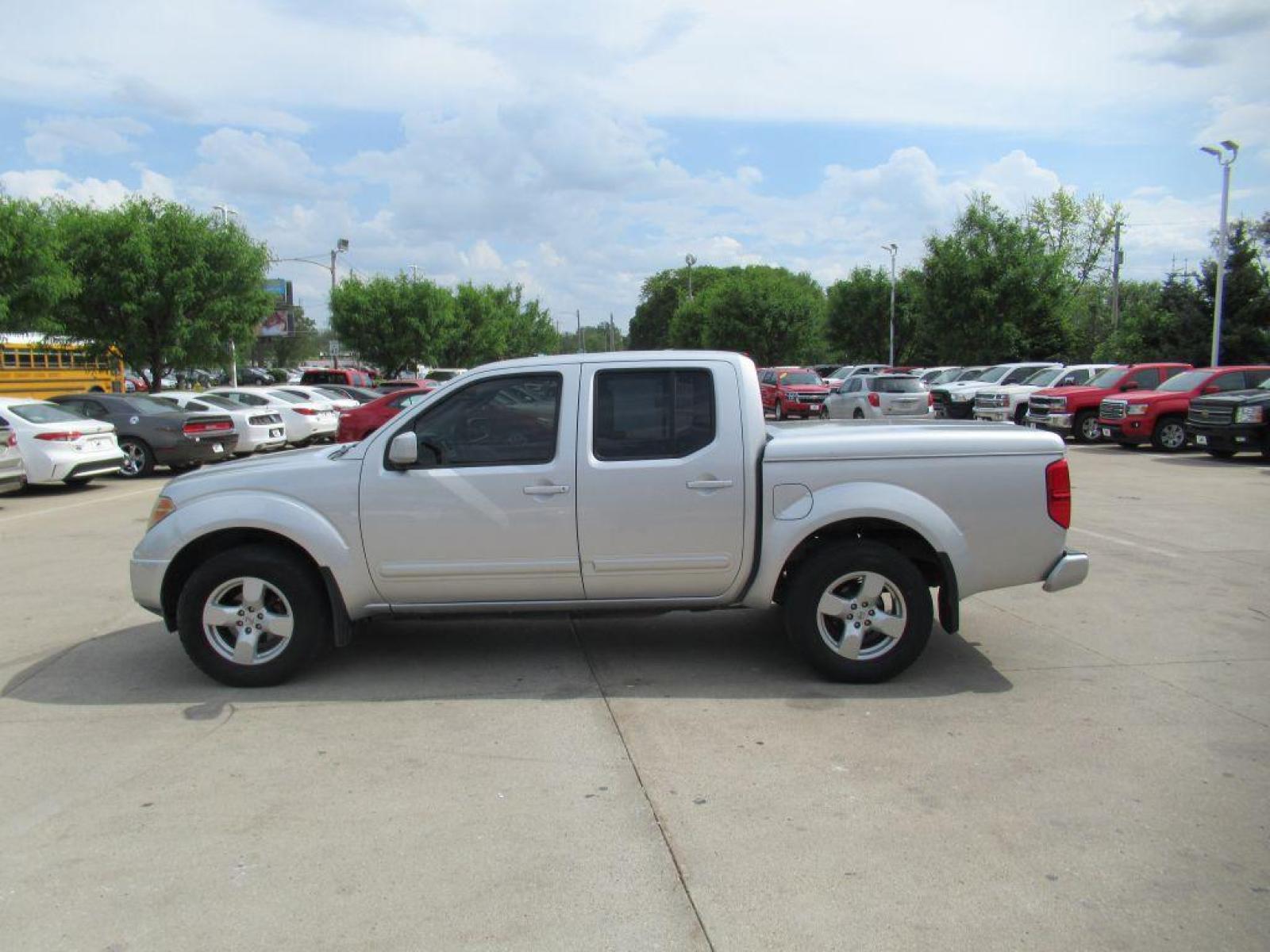2008 SILVER NISSAN FRONTIER CREW CAB LE (1N6AD07W48C) with an 4.0L engine, Automatic transmission, located at 908 SE 14th Street, Des Moines, IA, 50317, (515) 281-0330, 41.580303, -93.597046 - Photo #7