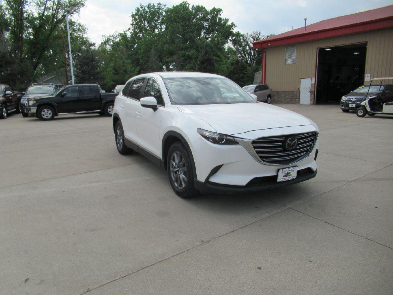 2018 WHITE MAZDA CX-9 SPORT (JM3TCABY7J0) with an 2.5L engine, Automatic transmission, located at 908 SE 14th Street, Des Moines, IA, 50317, (515) 281-0330, 41.580303, -93.597046 - Photo #2