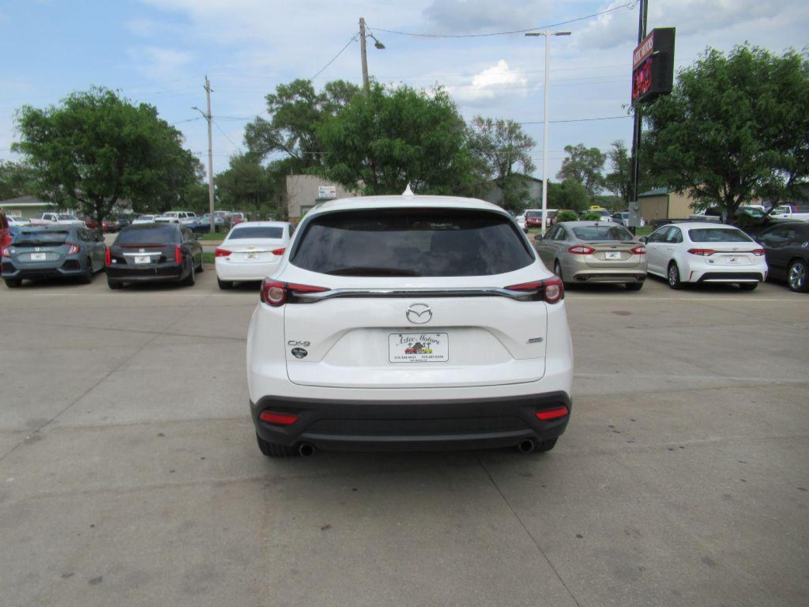 2018 WHITE MAZDA CX-9 SPORT (JM3TCABY7J0) with an 2.5L engine, Automatic transmission, located at 908 SE 14th Street, Des Moines, IA, 50317, (515) 281-0330, 41.580303, -93.597046 - Photo #5