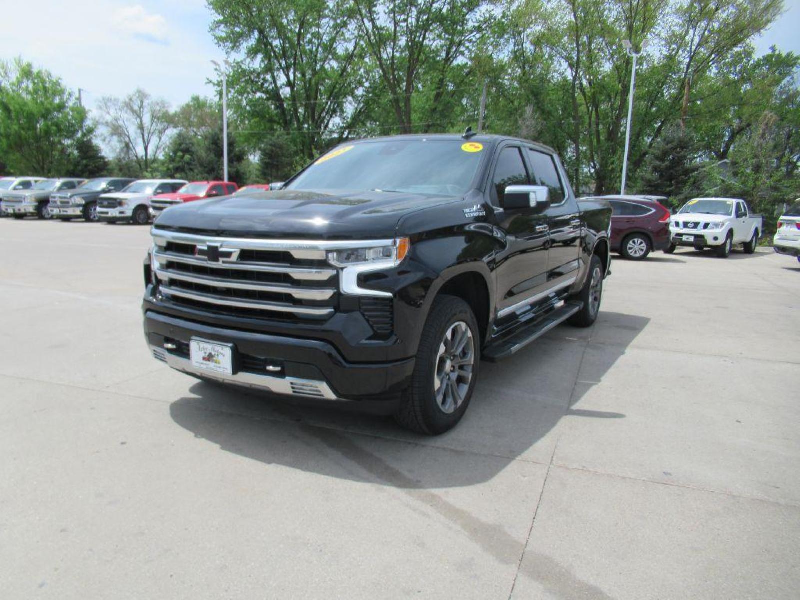 2023 BLACK CHEVROLET SILVERADO 1500 HIGH COUNTRY (2GCUDJED0P1) with an 5.3L engine, Automatic transmission, located at 908 SE 14th Street, Des Moines, IA, 50317, (515) 281-0330, 41.580303, -93.597046 - Photo #0
