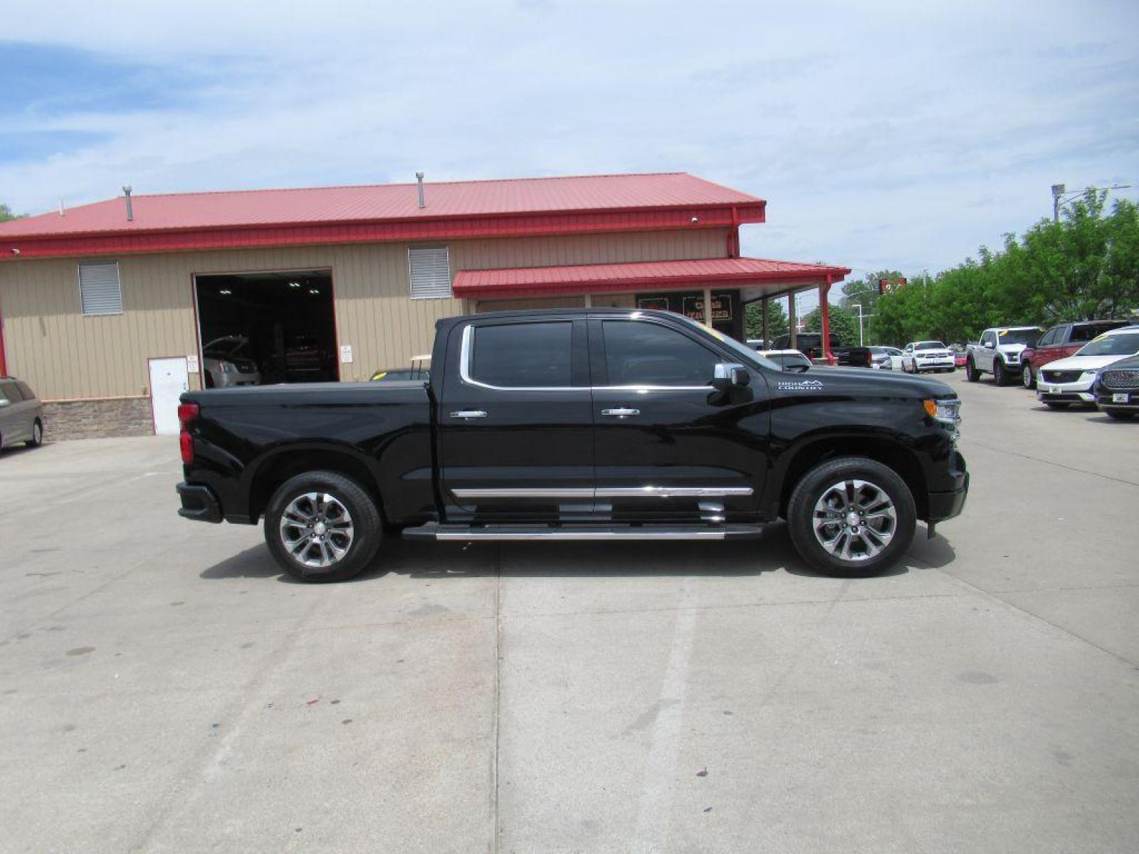 2023 BLACK CHEVROLET SILVERADO 1500 HIGH COUNTRY (2GCUDJED0P1) with an 5.3L engine, Automatic transmission, located at 908 SE 14th Street, Des Moines, IA, 50317, (515) 281-0330, 41.580303, -93.597046 - Photo #3