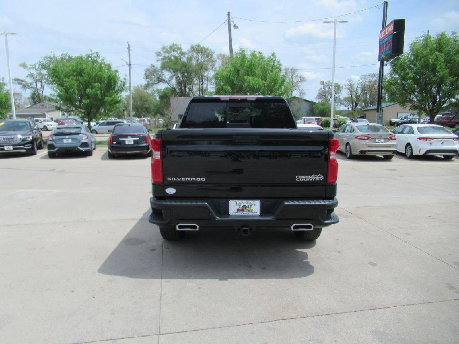 2023 BLACK CHEVROLET SILVERADO 1500 HIGH COUNTRY (2GCUDJED0P1) with an 5.3L engine, Automatic transmission, located at 908 SE 14th Street, Des Moines, IA, 50317, (515) 281-0330, 41.580303, -93.597046 - Photo #5