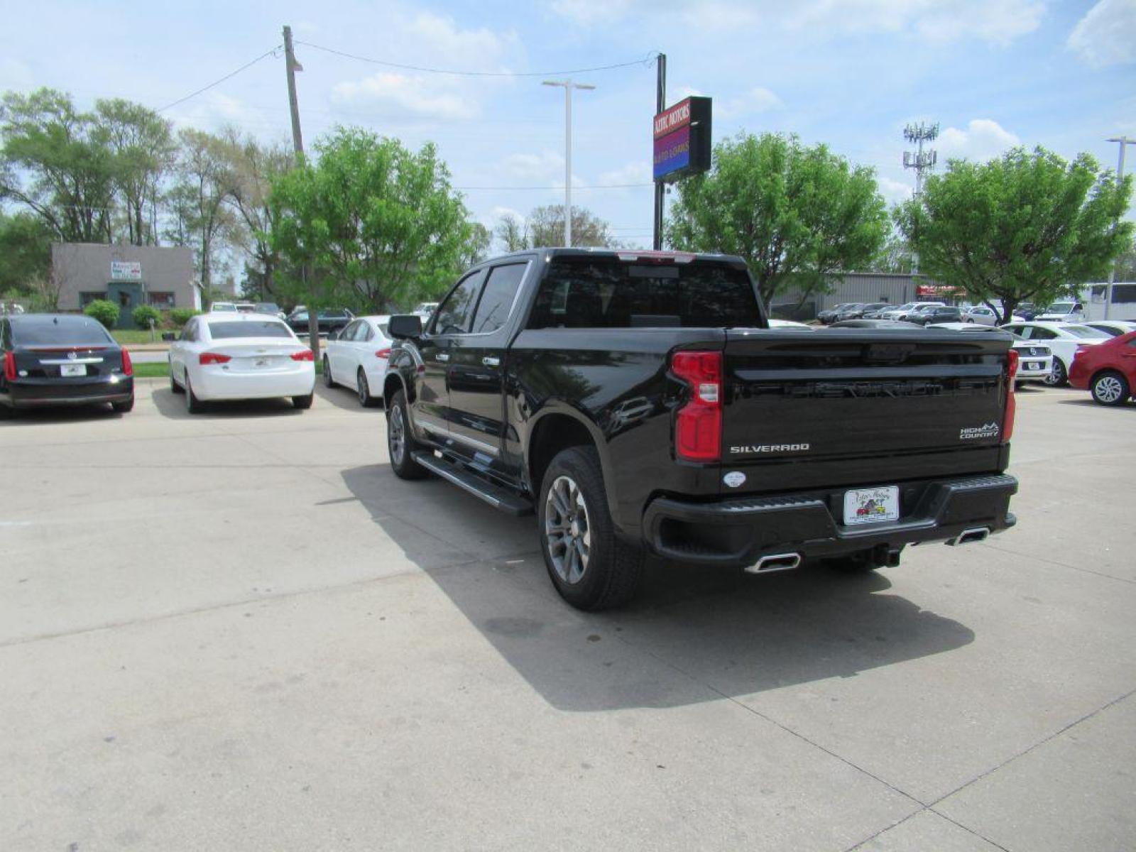 2023 BLACK CHEVROLET SILVERADO 1500 HIGH COUNTRY (2GCUDJED0P1) with an 5.3L engine, Automatic transmission, located at 908 SE 14th Street, Des Moines, IA, 50317, (515) 281-0330, 41.580303, -93.597046 - Photo #6