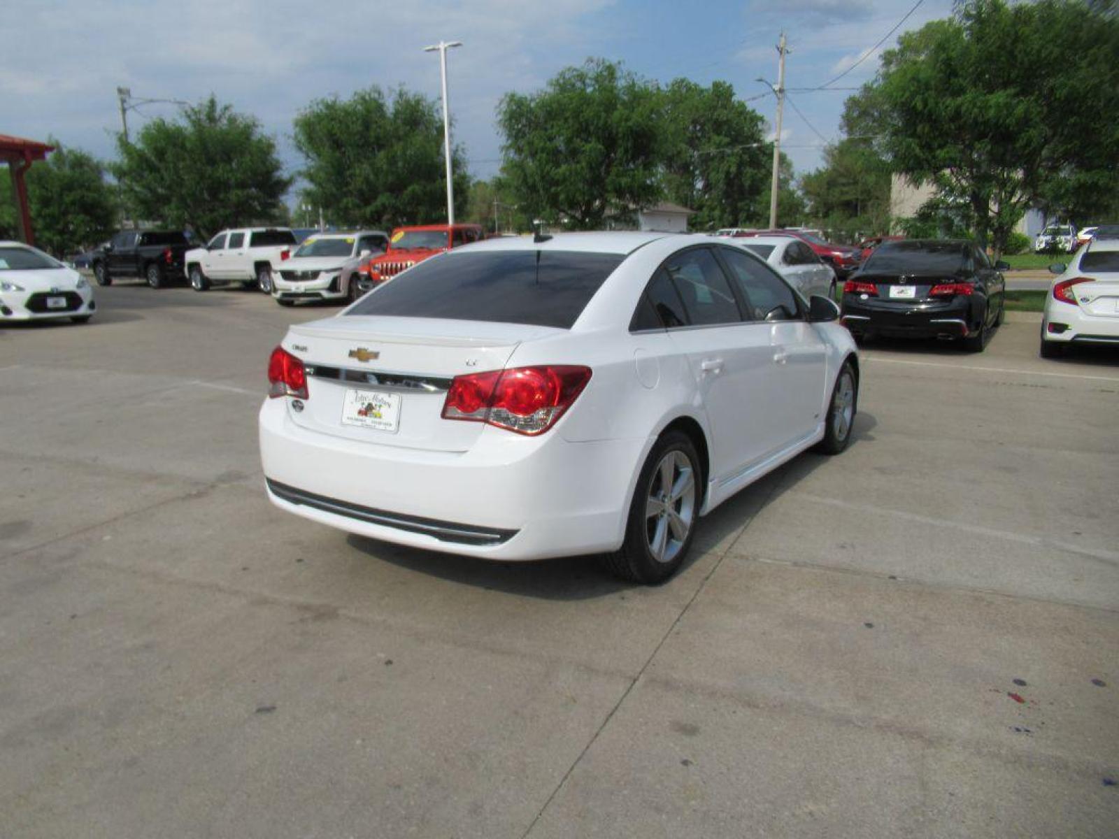 2014 WHITE CHEVROLET CRUZE LT (1G1PE5SB6E7) with an 1.4L engine, Automatic transmission, located at 908 SE 14th Street, Des Moines, IA, 50317, (515) 281-0330, 41.580303, -93.597046 - Photo #4