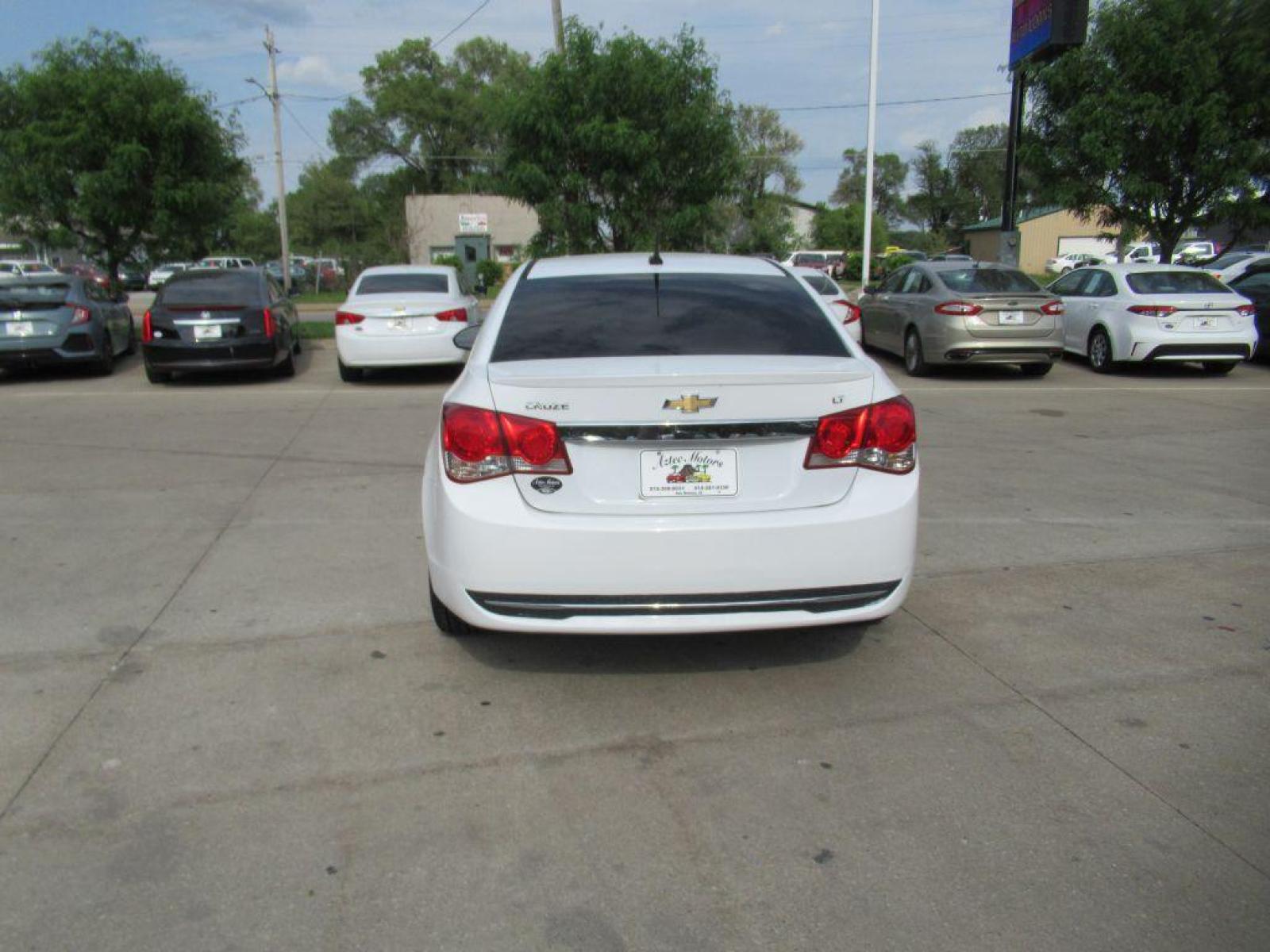 2014 WHITE CHEVROLET CRUZE LT (1G1PE5SB6E7) with an 1.4L engine, Automatic transmission, located at 908 SE 14th Street, Des Moines, IA, 50317, (515) 281-0330, 41.580303, -93.597046 - Photo #5
