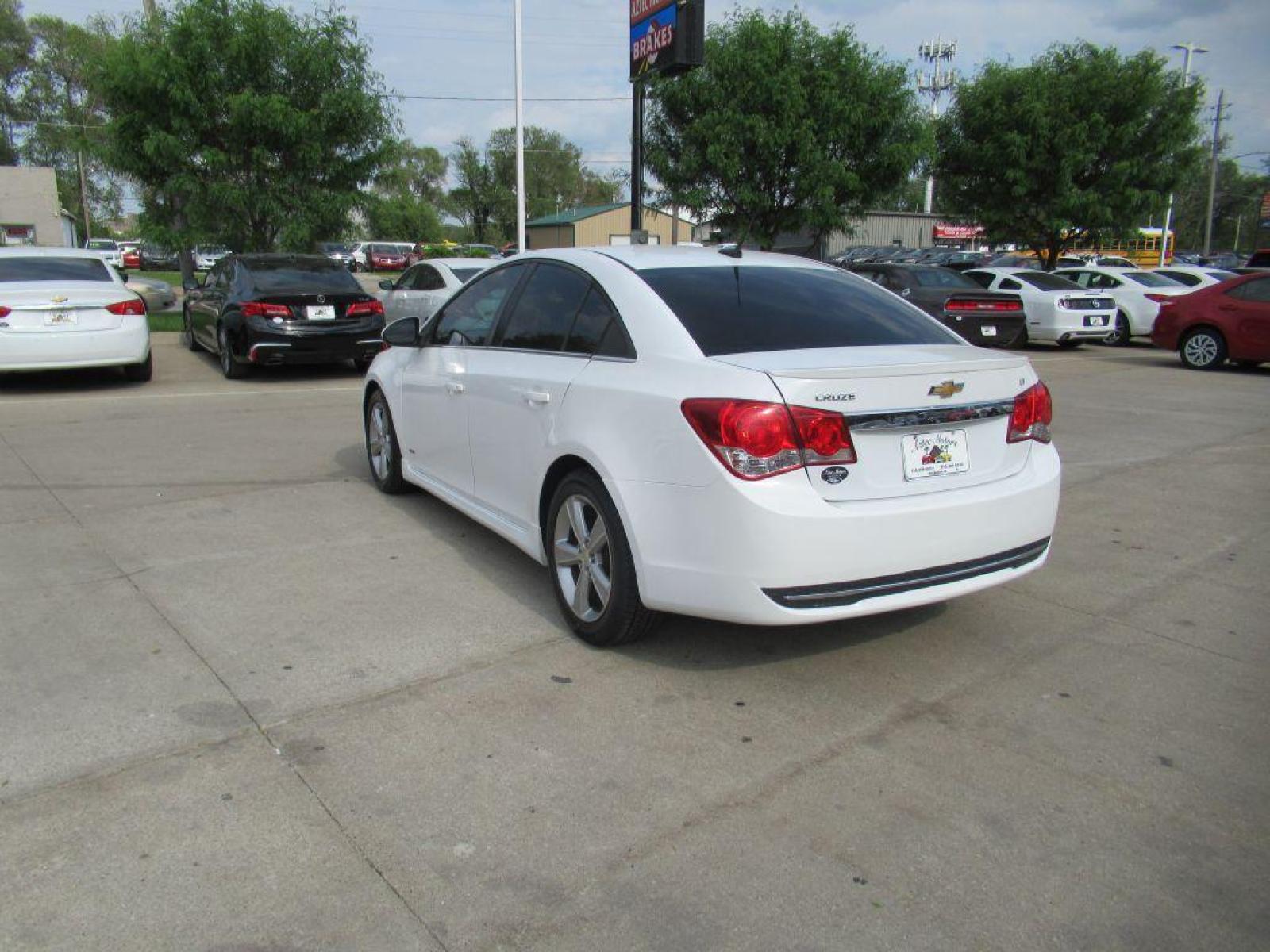 2014 WHITE CHEVROLET CRUZE LT (1G1PE5SB6E7) with an 1.4L engine, Automatic transmission, located at 908 SE 14th Street, Des Moines, IA, 50317, (515) 281-0330, 41.580303, -93.597046 - Photo #6