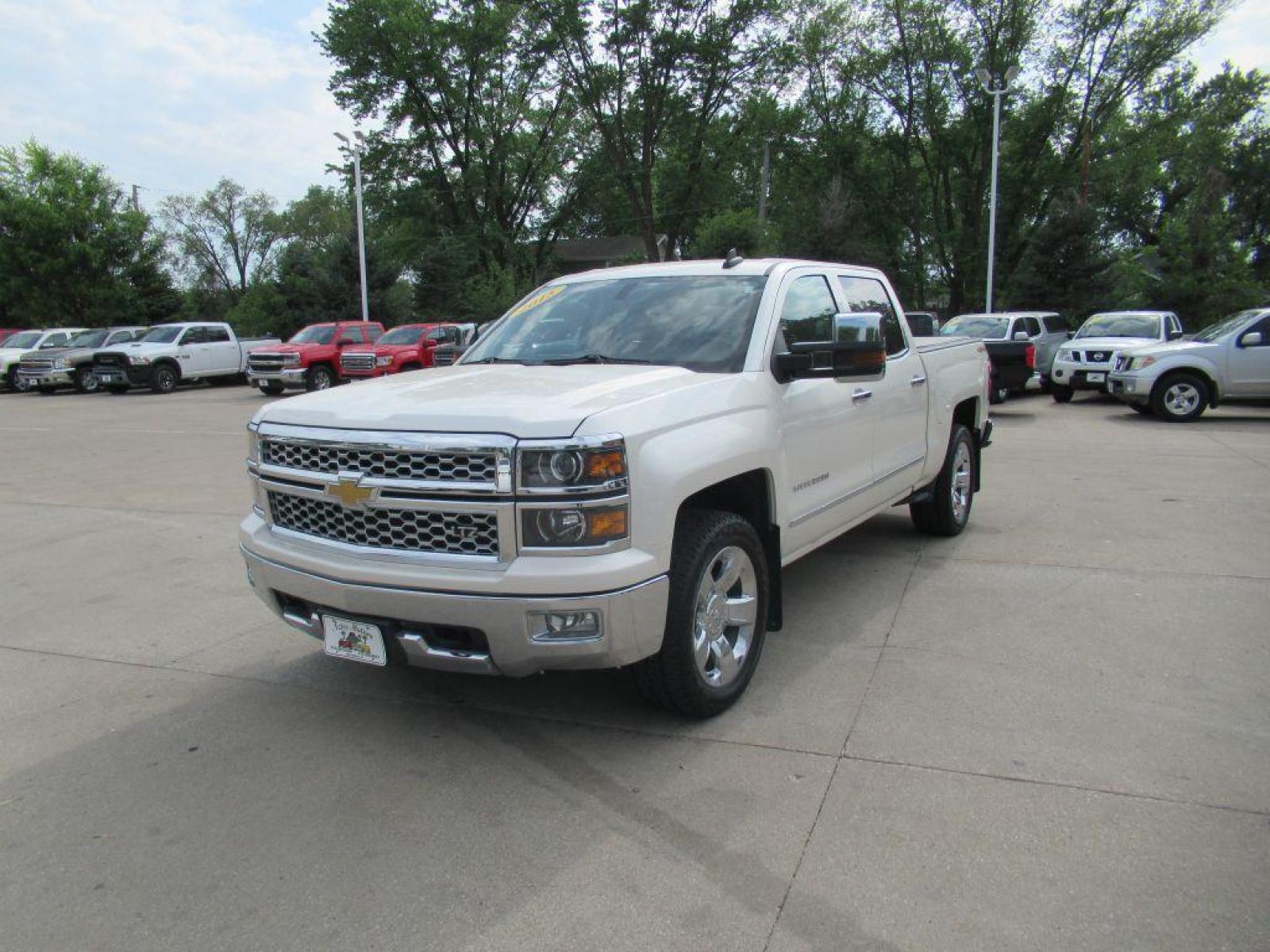 2015 WHITE CHEVROLET SILVERADO 1500 LTZ (3GCUKSEJ0FG) with an 6.2L engine, Automatic transmission, located at 908 SE 14th Street, Des Moines, IA, 50317, (515) 281-0330, 41.580303, -93.597046 - Photo #0