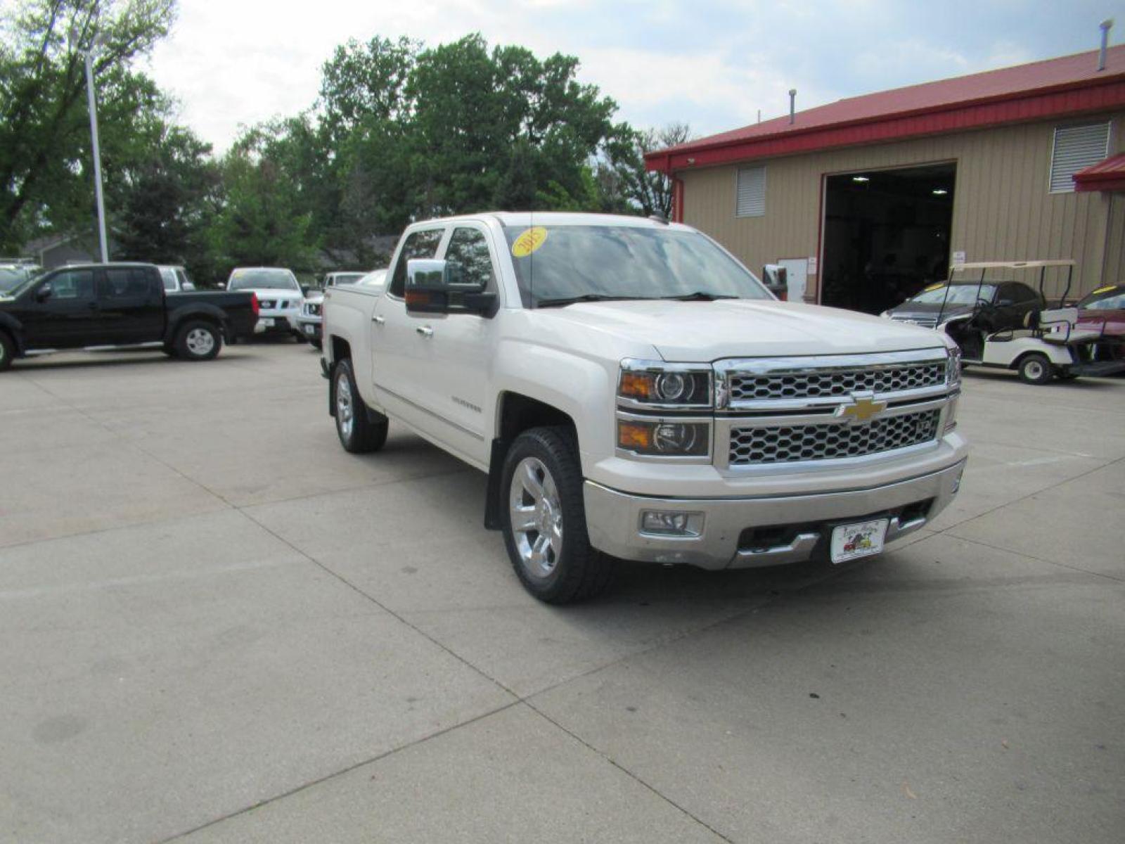 2015 WHITE CHEVROLET SILVERADO 1500 LTZ (3GCUKSEJ0FG) with an 6.2L engine, Automatic transmission, located at 908 SE 14th Street, Des Moines, IA, 50317, (515) 281-0330, 41.580303, -93.597046 - Photo #2