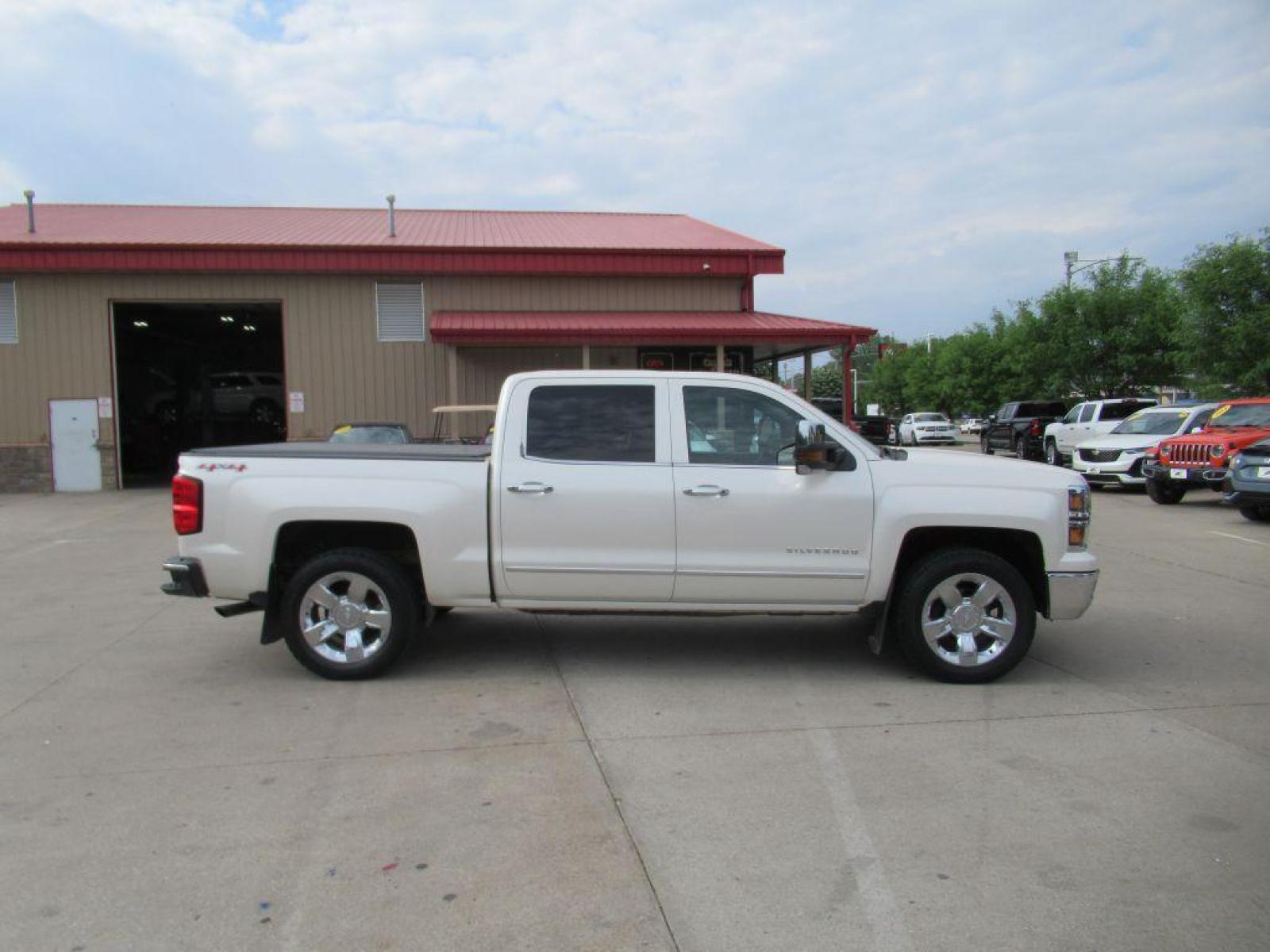 2015 WHITE CHEVROLET SILVERADO 1500 LTZ (3GCUKSEJ0FG) with an 6.2L engine, Automatic transmission, located at 908 SE 14th Street, Des Moines, IA, 50317, (515) 281-0330, 41.580303, -93.597046 - Photo #3