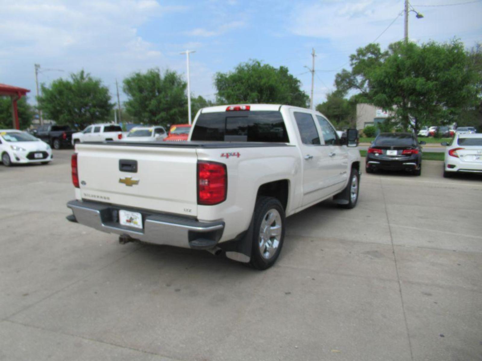 2015 WHITE CHEVROLET SILVERADO 1500 LTZ (3GCUKSEJ0FG) with an 6.2L engine, Automatic transmission, located at 908 SE 14th Street, Des Moines, IA, 50317, (515) 281-0330, 41.580303, -93.597046 - Photo #4