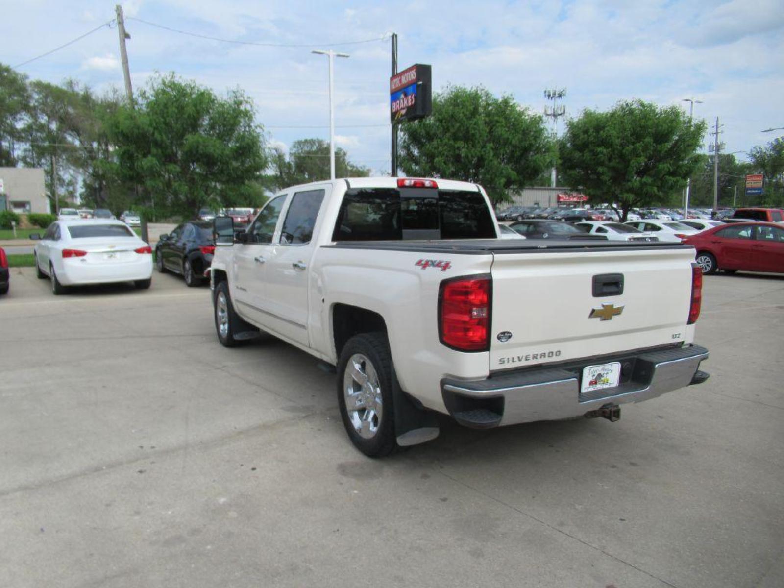 2015 WHITE CHEVROLET SILVERADO 1500 LTZ (3GCUKSEJ0FG) with an 6.2L engine, Automatic transmission, located at 908 SE 14th Street, Des Moines, IA, 50317, (515) 281-0330, 41.580303, -93.597046 - Photo #6