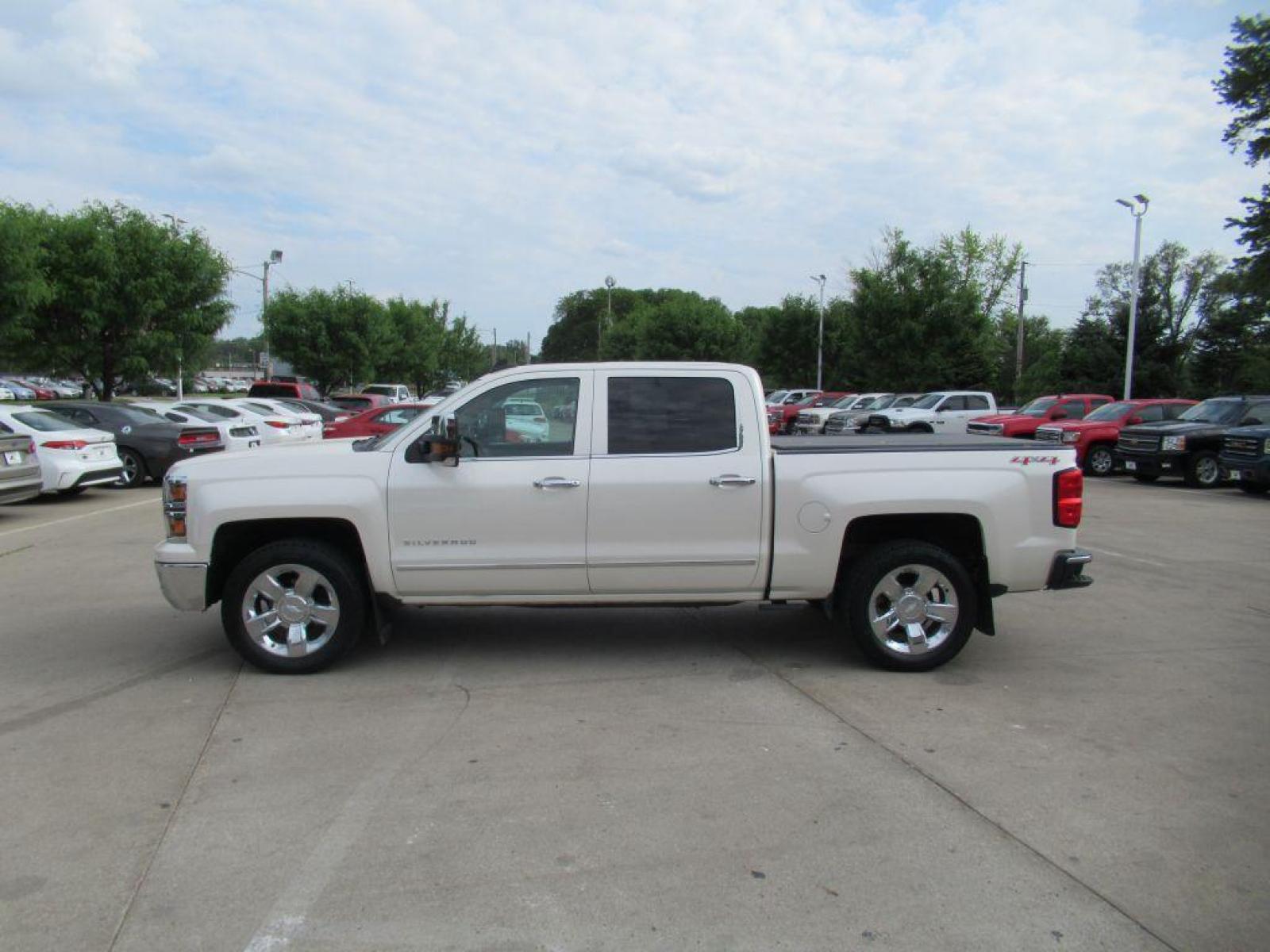 2015 WHITE CHEVROLET SILVERADO 1500 LTZ (3GCUKSEJ0FG) with an 6.2L engine, Automatic transmission, located at 908 SE 14th Street, Des Moines, IA, 50317, (515) 281-0330, 41.580303, -93.597046 - Photo #7