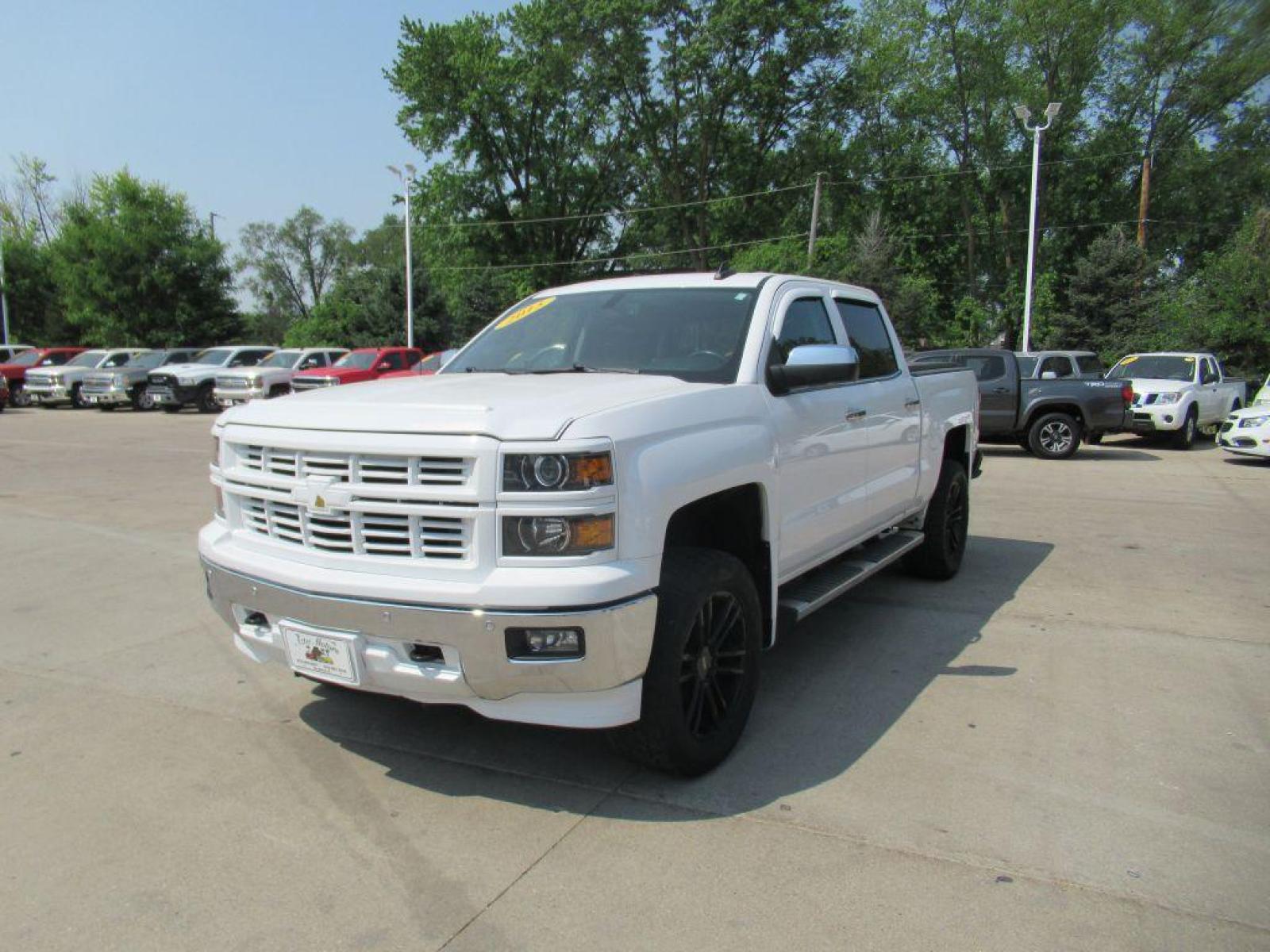 2015 WHITE CHEVROLET SILVERADO 1500 CREW CAB LTZ (3GCUKSEC8FG) with an 5.3L engine, Automatic transmission, located at 908 SE 14th Street, Des Moines, IA, 50317, (515) 281-0330, 41.580303, -93.597046 - Photo #0