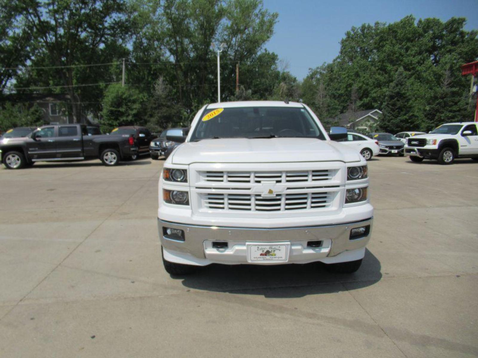 2015 WHITE CHEVROLET SILVERADO 1500 CREW CAB LTZ (3GCUKSEC8FG) with an 5.3L engine, Automatic transmission, located at 908 SE 14th Street, Des Moines, IA, 50317, (515) 281-0330, 41.580303, -93.597046 - Photo #1