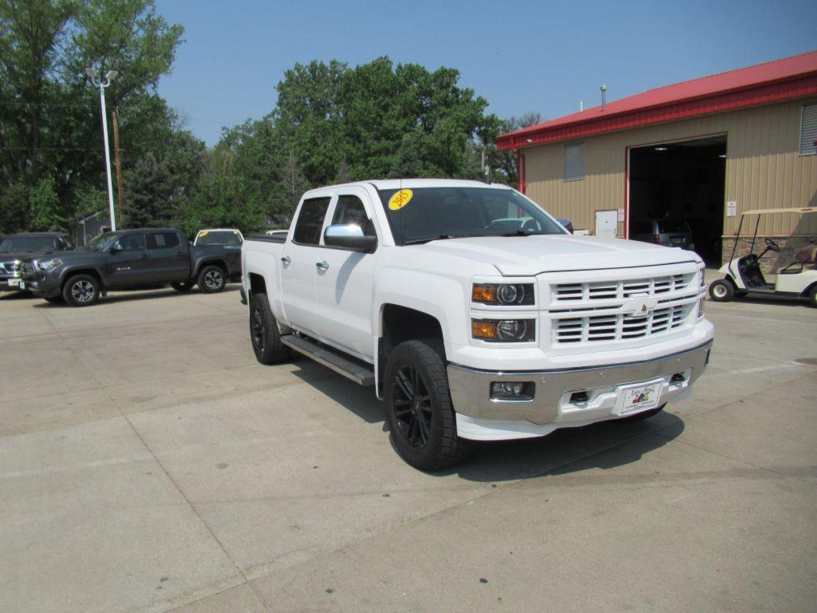 2015 WHITE CHEVROLET SILVERADO 1500 CREW CAB LTZ (3GCUKSEC8FG) with an 5.3L engine, Automatic transmission, located at 908 SE 14th Street, Des Moines, IA, 50317, (515) 281-0330, 41.580303, -93.597046 - Photo #2