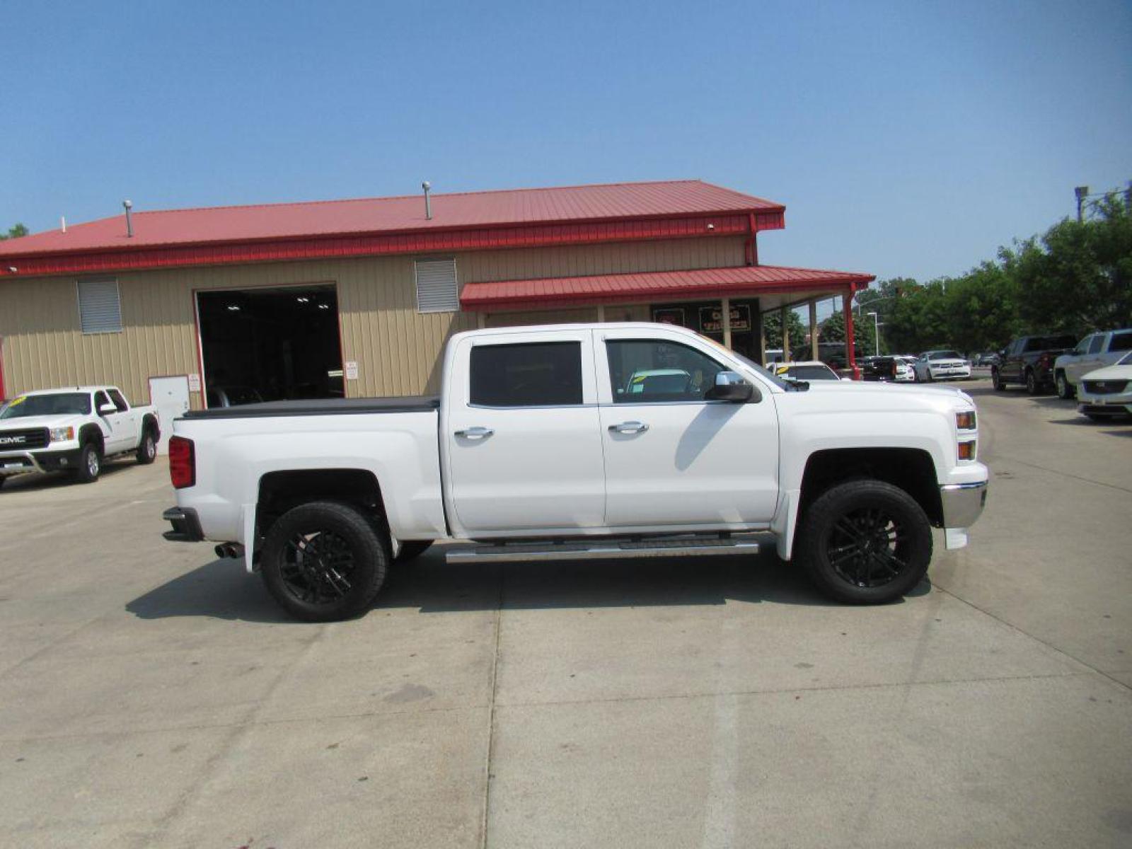 2015 WHITE CHEVROLET SILVERADO 1500 CREW CAB LTZ (3GCUKSEC8FG) with an 5.3L engine, Automatic transmission, located at 908 SE 14th Street, Des Moines, IA, 50317, (515) 281-0330, 41.580303, -93.597046 - Photo #3