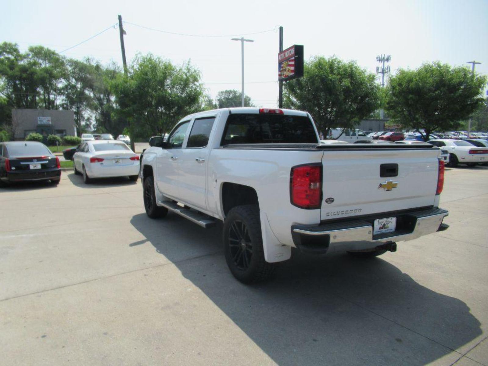 2015 WHITE CHEVROLET SILVERADO 1500 CREW CAB LTZ (3GCUKSEC8FG) with an 5.3L engine, Automatic transmission, located at 908 SE 14th Street, Des Moines, IA, 50317, (515) 281-0330, 41.580303, -93.597046 - Photo #6