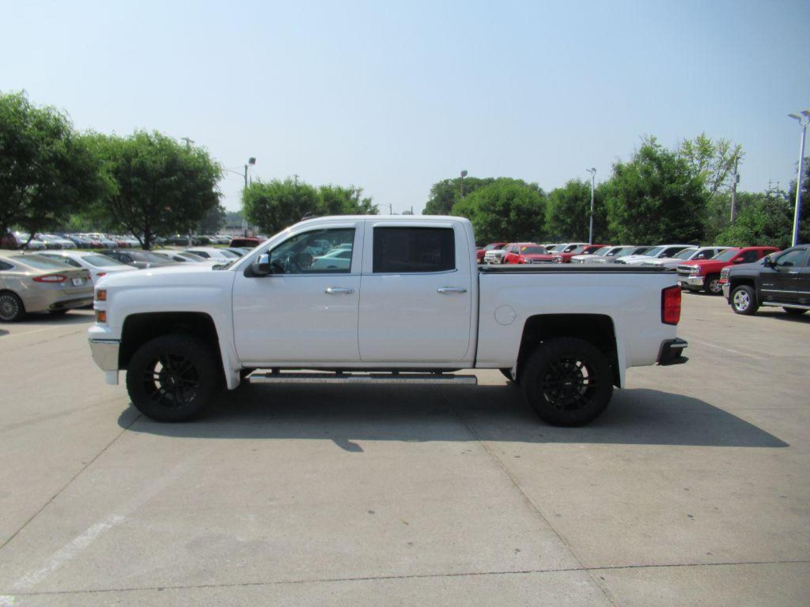 2015 WHITE CHEVROLET SILVERADO 1500 CREW CAB LTZ (3GCUKSEC8FG) with an 5.3L engine, Automatic transmission, located at 908 SE 14th Street, Des Moines, IA, 50317, (515) 281-0330, 41.580303, -93.597046 - Photo #7