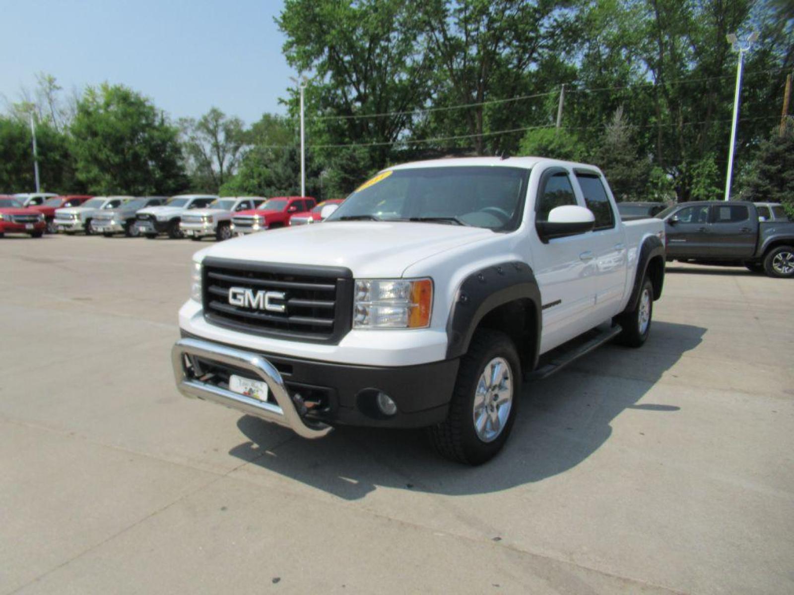 2011 WHITE GMC SIERRA 1500 SLT (3GTP2WE38BG) with an 5.3L engine, Automatic transmission, located at 908 SE 14th Street, Des Moines, IA, 50317, (515) 281-0330, 41.580303, -93.597046 - Photo #0