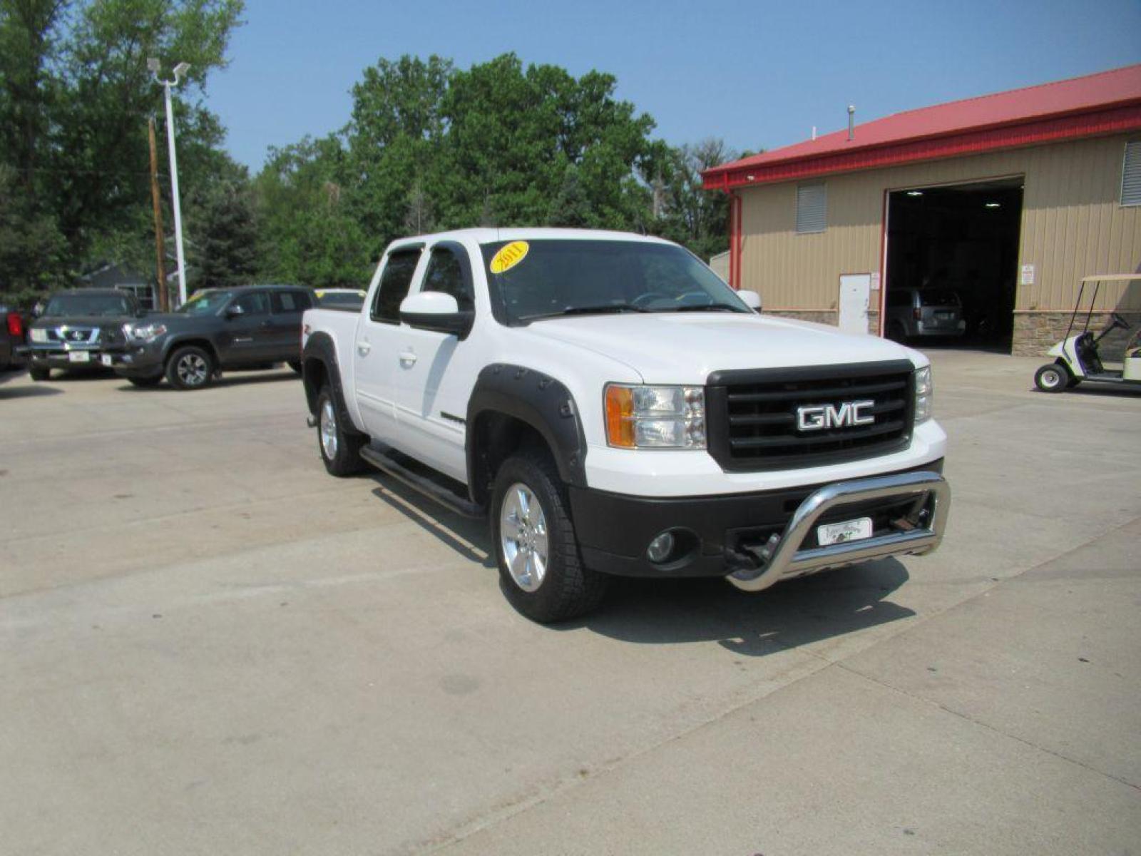 2011 WHITE GMC SIERRA 1500 SLT (3GTP2WE38BG) with an 5.3L engine, Automatic transmission, located at 908 SE 14th Street, Des Moines, IA, 50317, (515) 281-0330, 41.580303, -93.597046 - Photo #2
