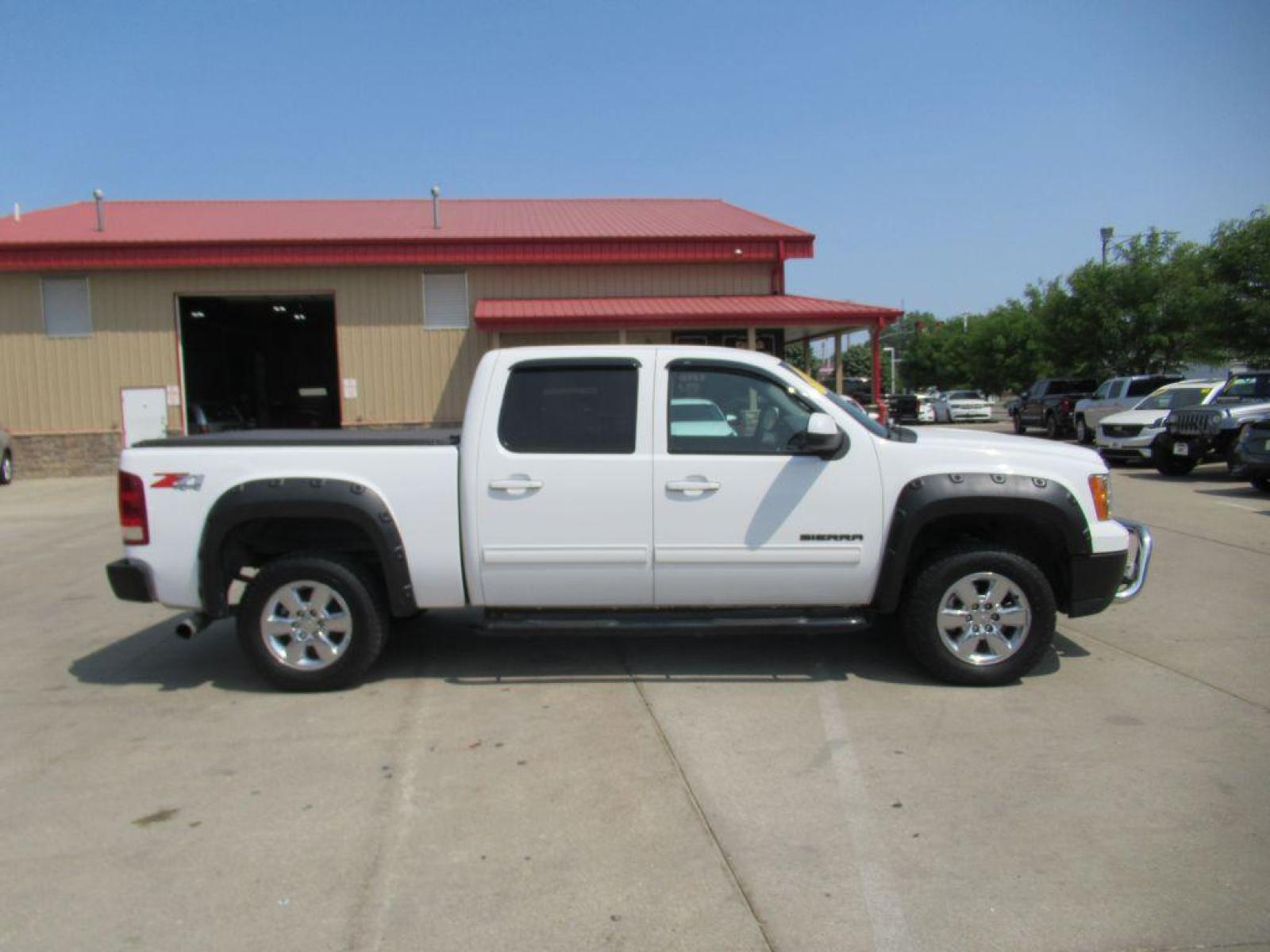 2011 WHITE GMC SIERRA 1500 SLT (3GTP2WE38BG) with an 5.3L engine, Automatic transmission, located at 908 SE 14th Street, Des Moines, IA, 50317, (515) 281-0330, 41.580303, -93.597046 - Photo #3