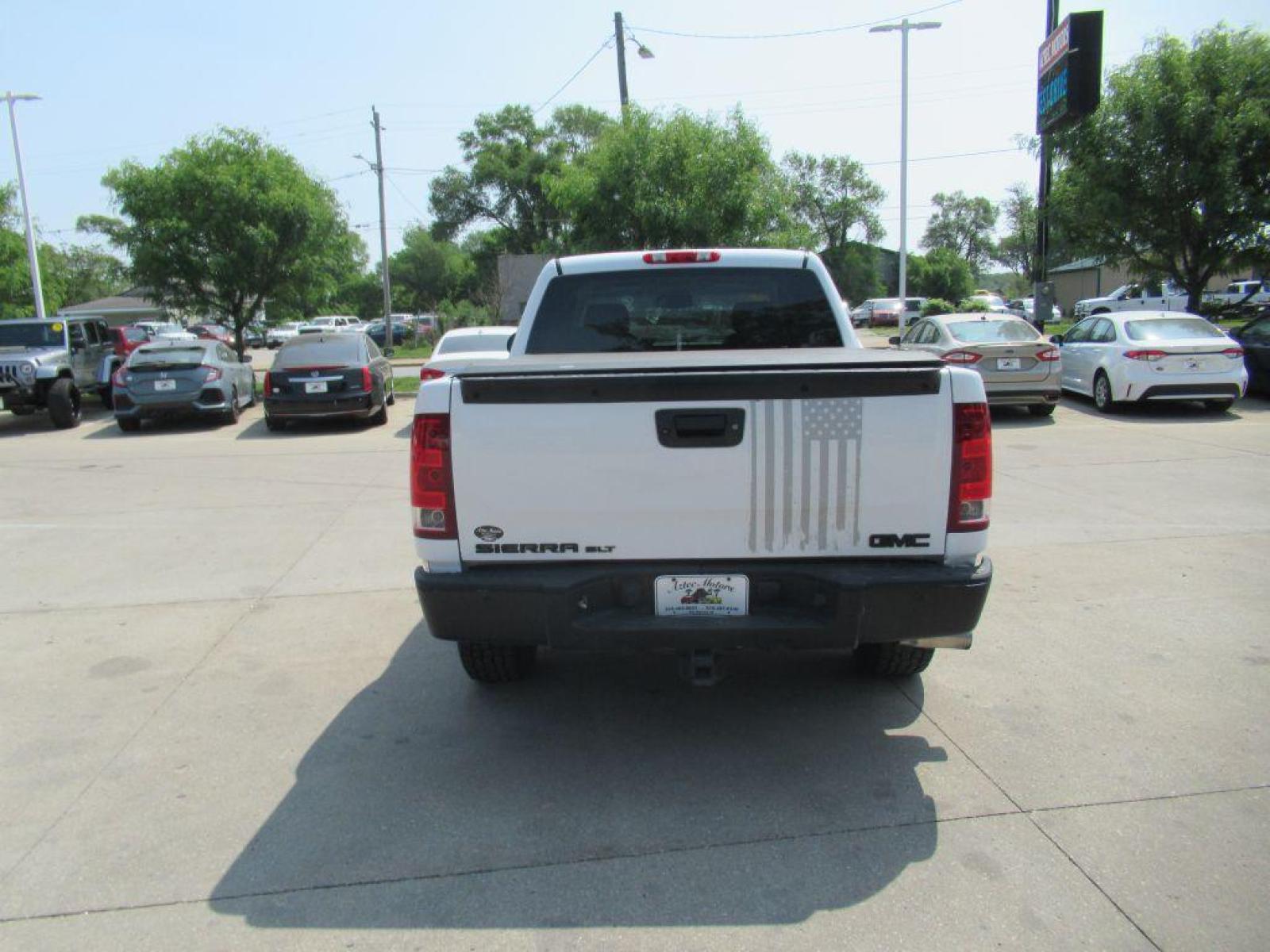 2011 WHITE GMC SIERRA 1500 SLT (3GTP2WE38BG) with an 5.3L engine, Automatic transmission, located at 908 SE 14th Street, Des Moines, IA, 50317, (515) 281-0330, 41.580303, -93.597046 - Photo #5