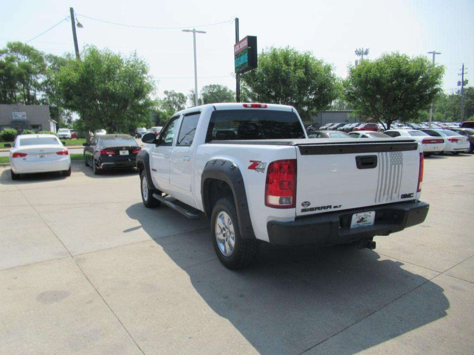 2011 WHITE GMC SIERRA 1500 SLT (3GTP2WE38BG) with an 5.3L engine, Automatic transmission, located at 908 SE 14th Street, Des Moines, IA, 50317, (515) 281-0330, 41.580303, -93.597046 - Photo #6