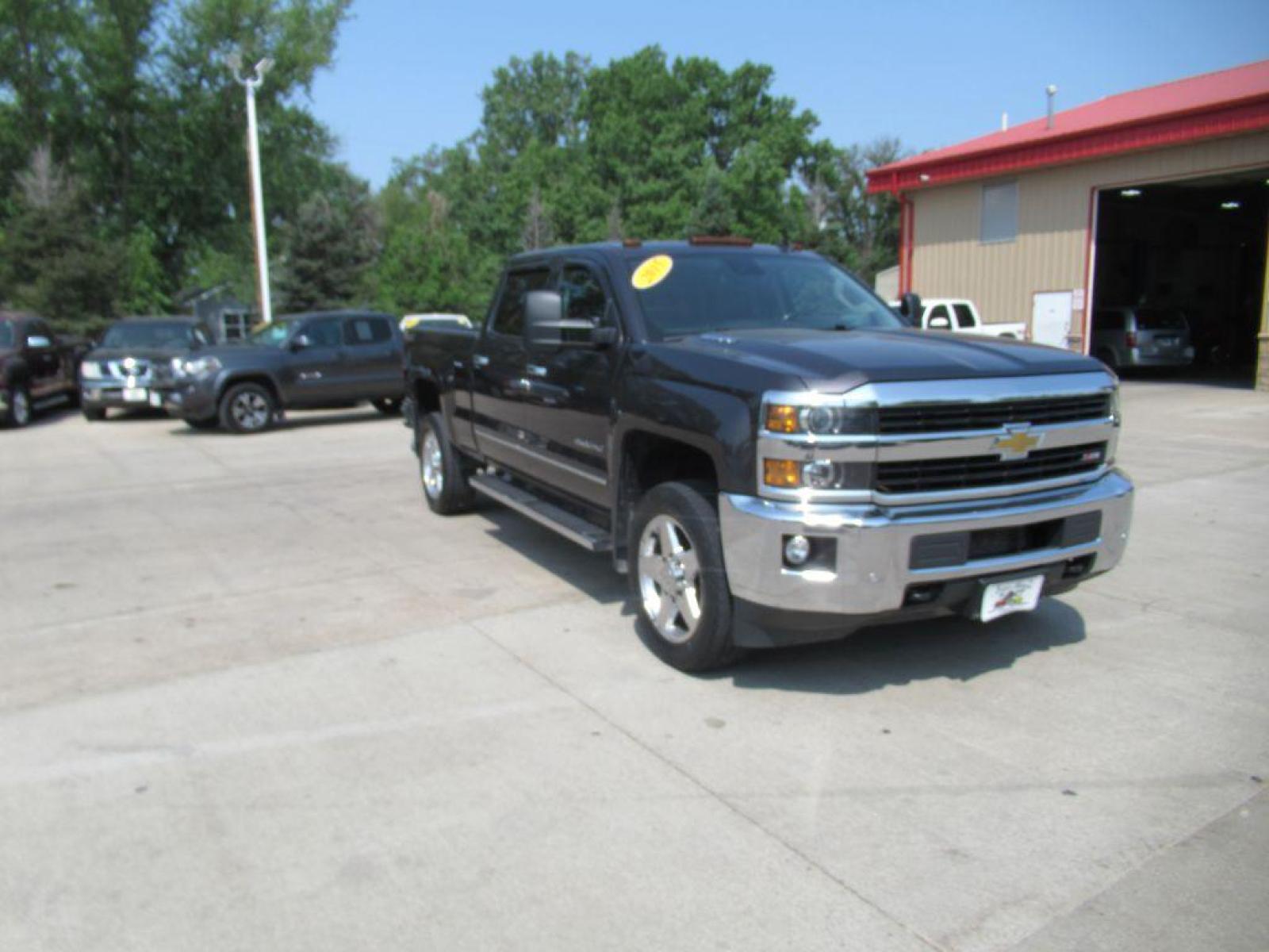 2015 GRAY CHEVROLET SILVERADO 2500 HEAVY DUTY LTZ (1GC1KWE8XFF) with an 6.6L engine, Automatic transmission, located at 908 SE 14th Street, Des Moines, IA, 50317, (515) 281-0330, 41.580303, -93.597046 - Photo #2