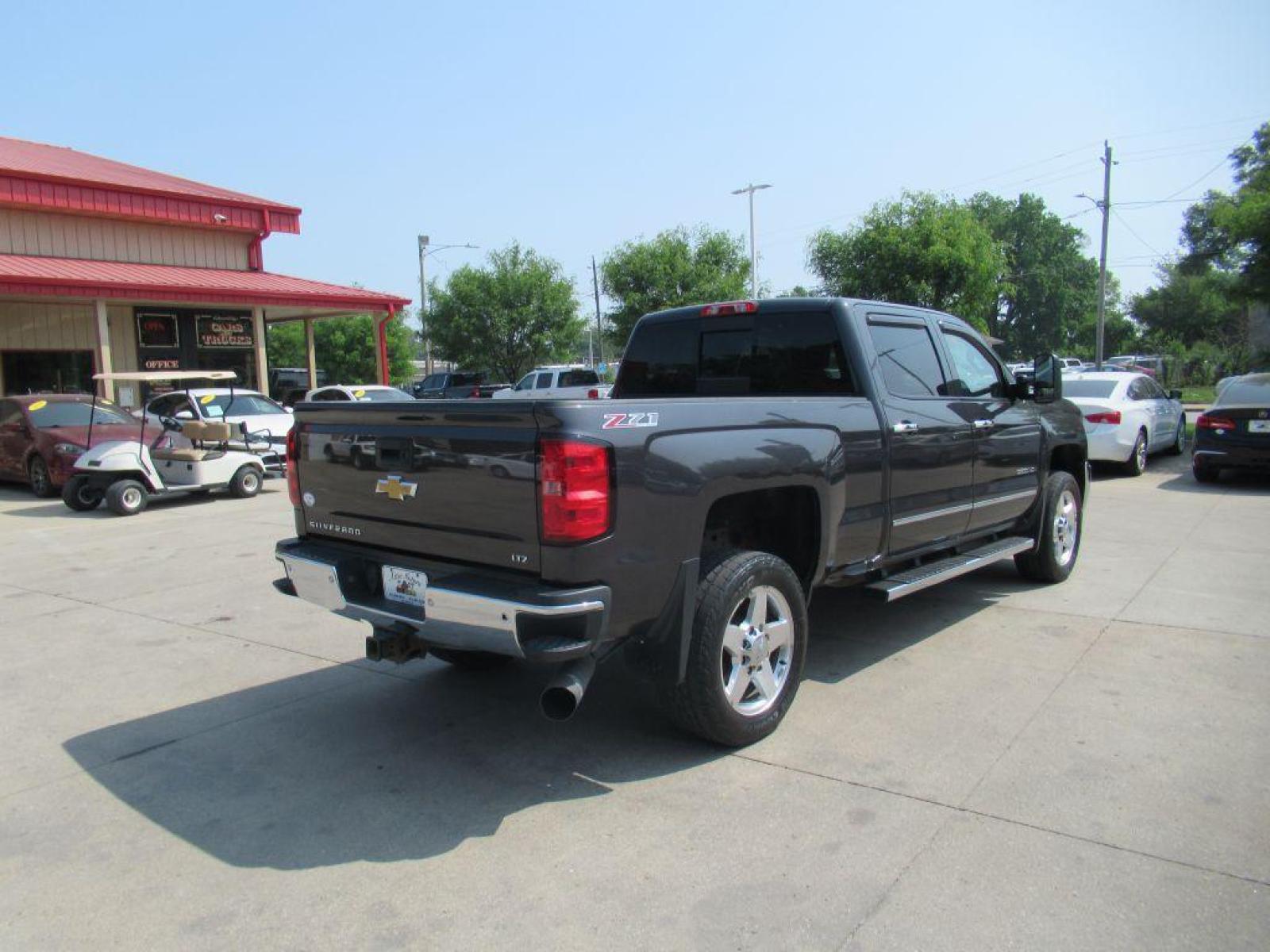 2015 GRAY CHEVROLET SILVERADO 2500 HEAVY DUTY LTZ (1GC1KWE8XFF) with an 6.6L engine, Automatic transmission, located at 908 SE 14th Street, Des Moines, IA, 50317, (515) 281-0330, 41.580303, -93.597046 - Photo #4