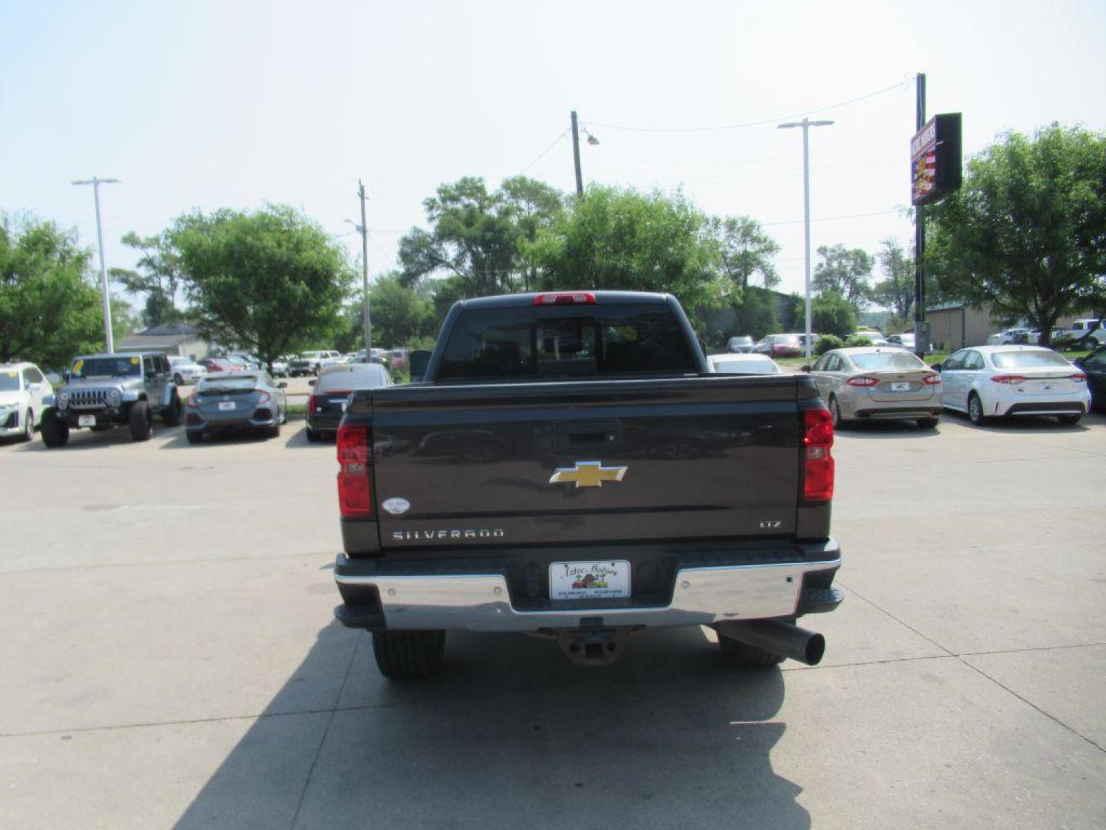 2015 GRAY CHEVROLET SILVERADO 2500 HEAVY DUTY LTZ (1GC1KWE8XFF) with an 6.6L engine, Automatic transmission, located at 908 SE 14th Street, Des Moines, IA, 50317, (515) 281-0330, 41.580303, -93.597046 - Photo #5