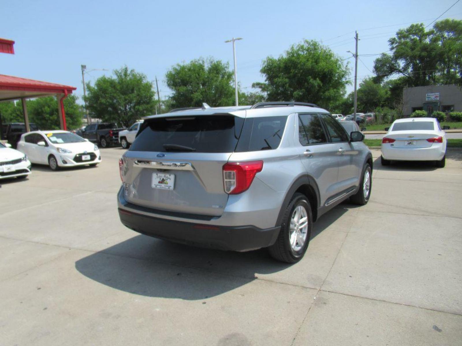 2020 SILVER FORD EXPLORER XLT (1FMSK8DH2LG) with an 2.3L engine, Automatic transmission, located at 908 SE 14th Street, Des Moines, IA, 50317, (515) 281-0330, 41.580303, -93.597046 - Photo #4