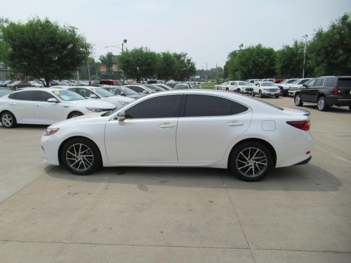 2017 WHITE LEXUS ES 350 (58ABK1GG0HU) with an 3.5L engine, Automatic transmission, located at 908 SE 14th Street, Des Moines, IA, 50317, (515) 281-0330, 41.580303, -93.597046 - Photo#7