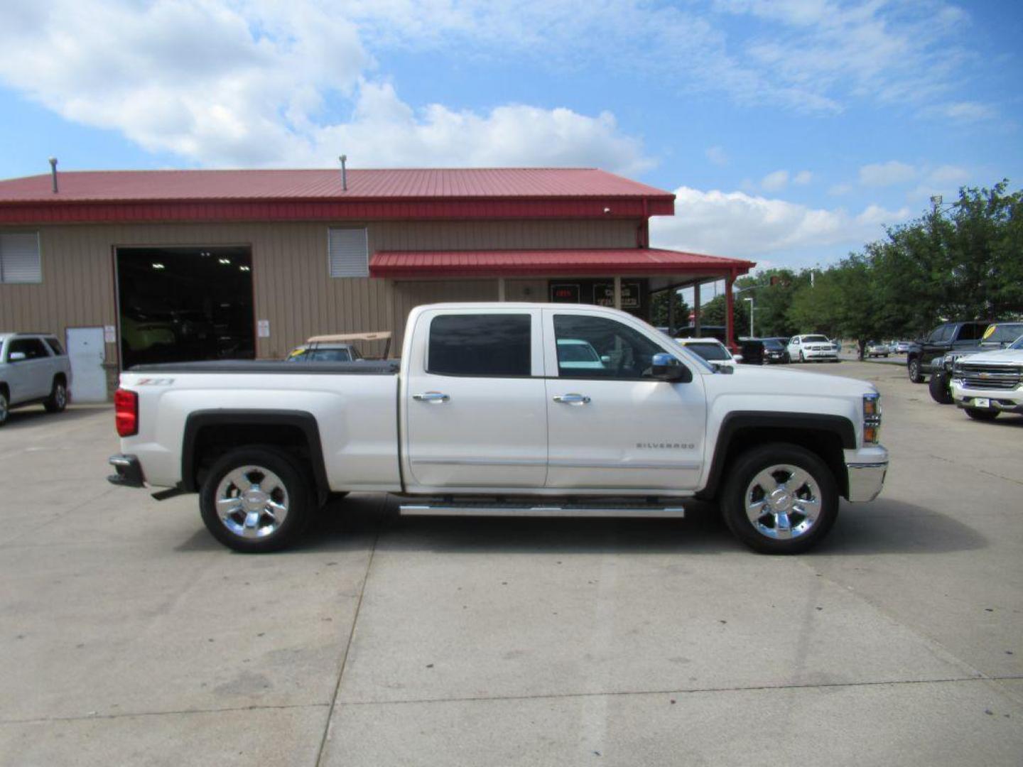 2014 WHITE CHEVROLET SILVERADO 1500 CREW CAB LTZ (3GCUKSEC0EG) with an 5.3L engine, Automatic transmission, located at 908 SE 14th Street, Des Moines, IA, 50317, (515) 281-0330, 41.580303, -93.597046 - Photo#3